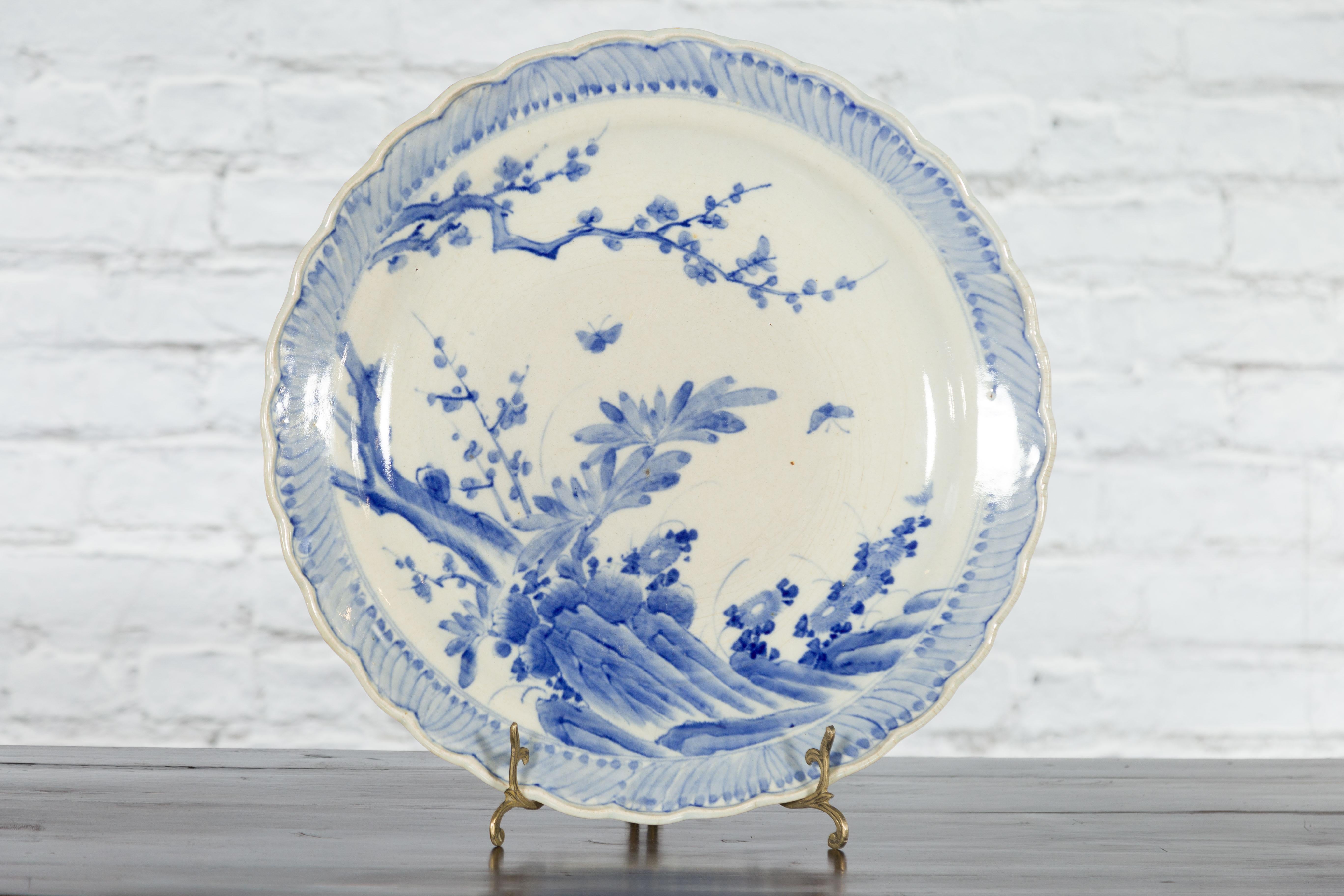 Japanischer handbemalter Teller aus blauem und weißem Porzellan mit Laubdekor (Handbemalt) im Angebot