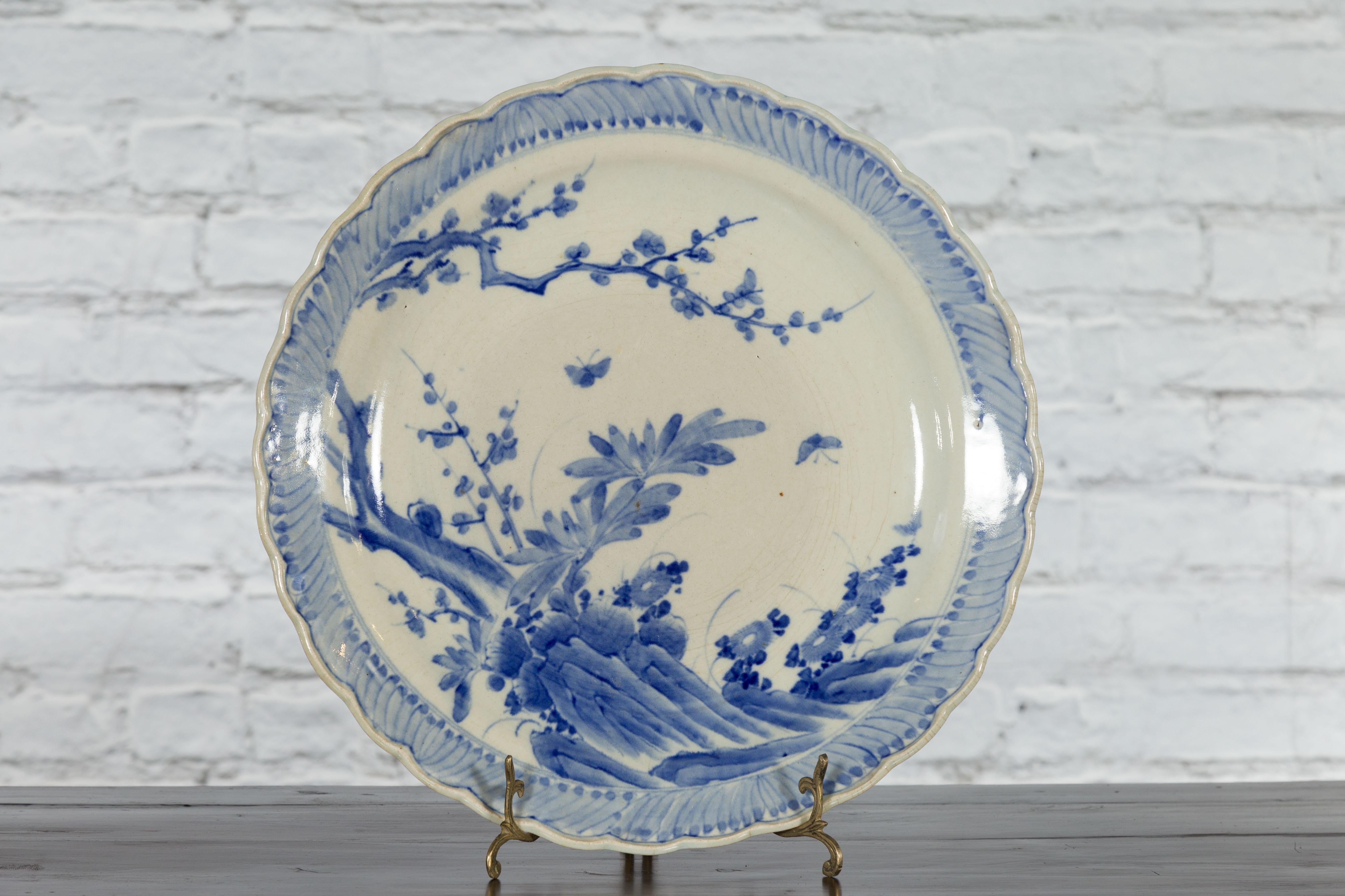 Japanischer handbemalter Teller aus blauem und weißem Porzellan mit Laubdekor (19. Jahrhundert) im Angebot