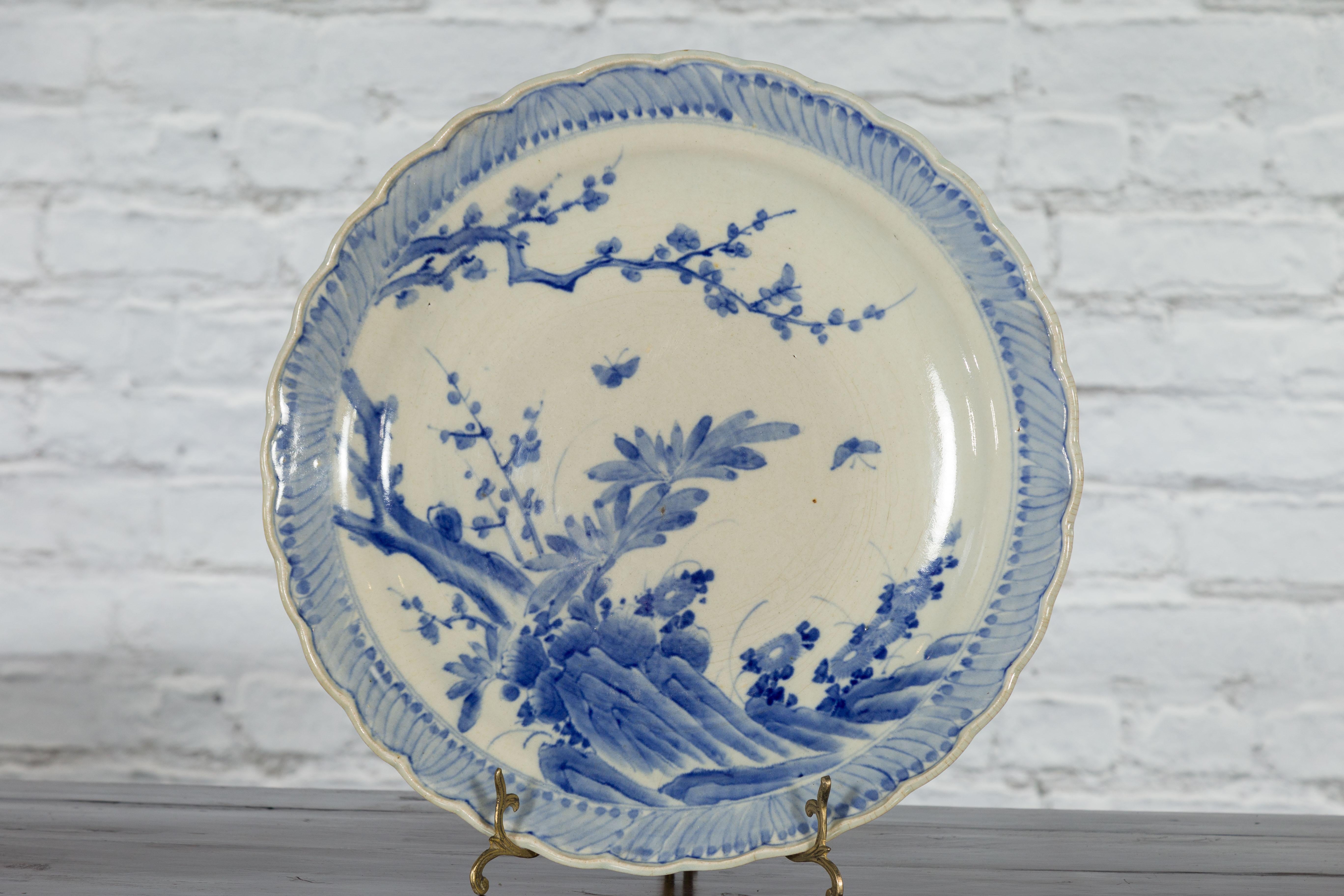 Japanischer handbemalter Teller aus blauem und weißem Porzellan mit Laubdekor im Angebot 1