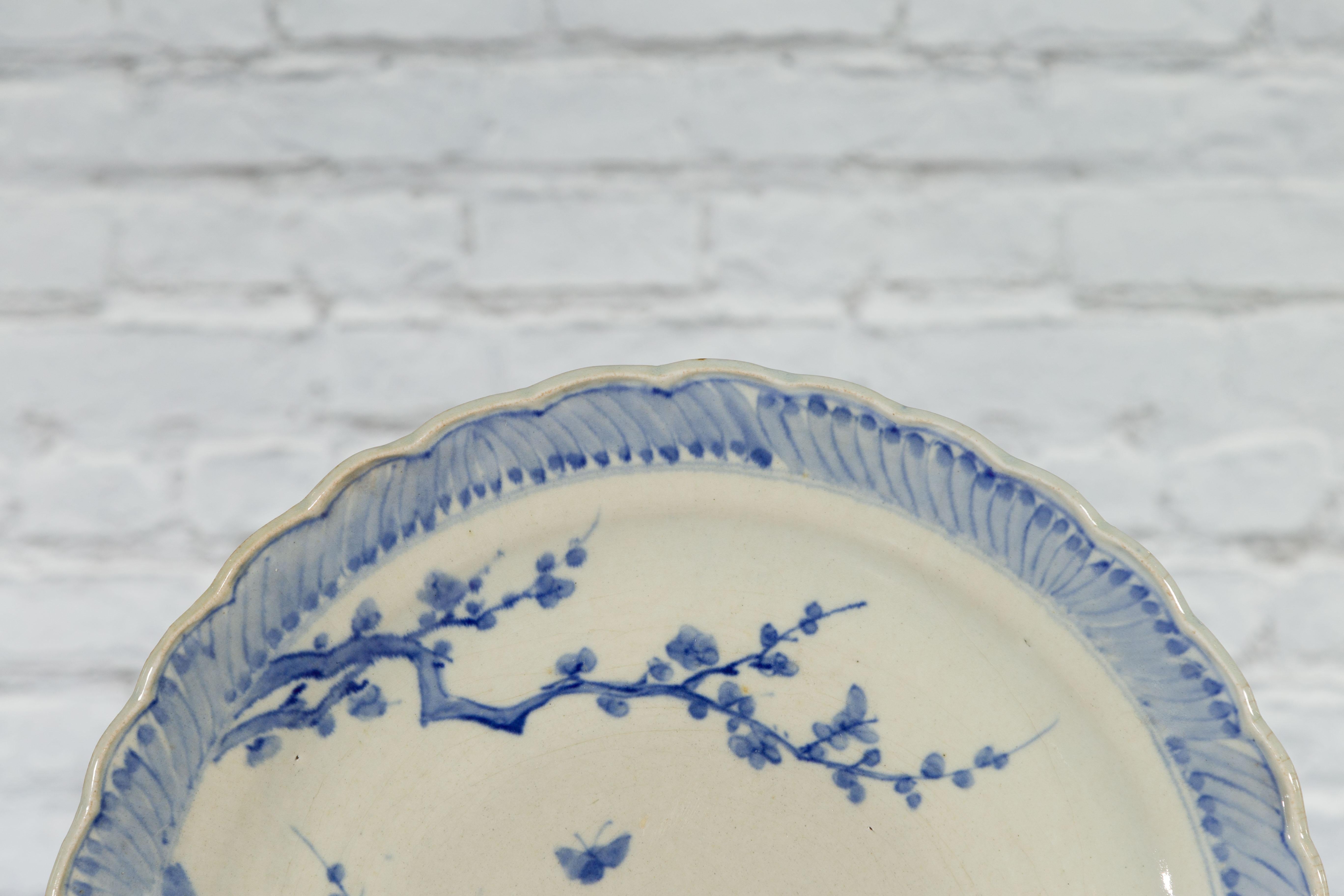 Japanischer handbemalter Teller aus blauem und weißem Porzellan mit Laubdekor im Angebot 2