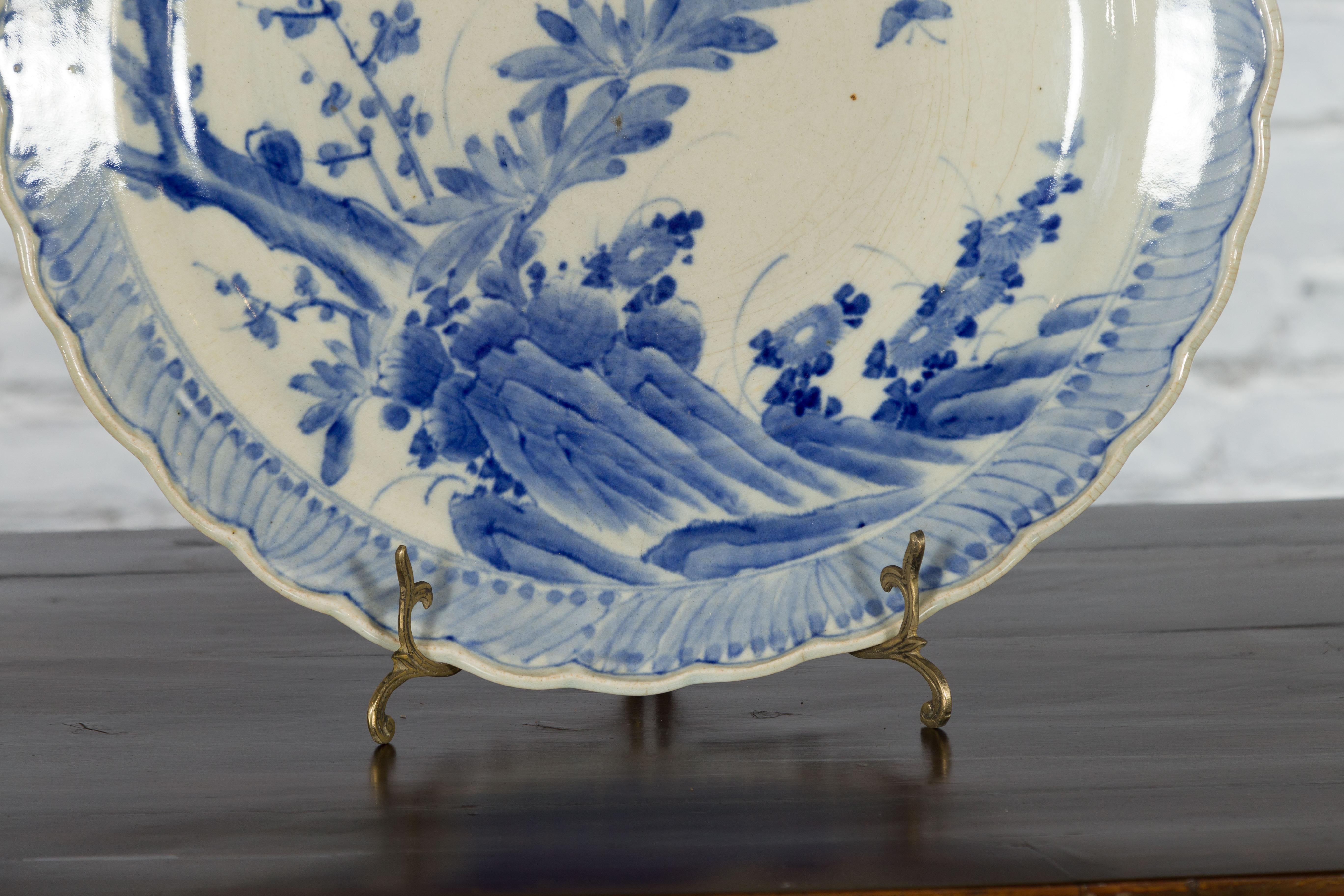 Japanischer handbemalter Teller aus blauem und weißem Porzellan mit Laubdekor im Angebot 3