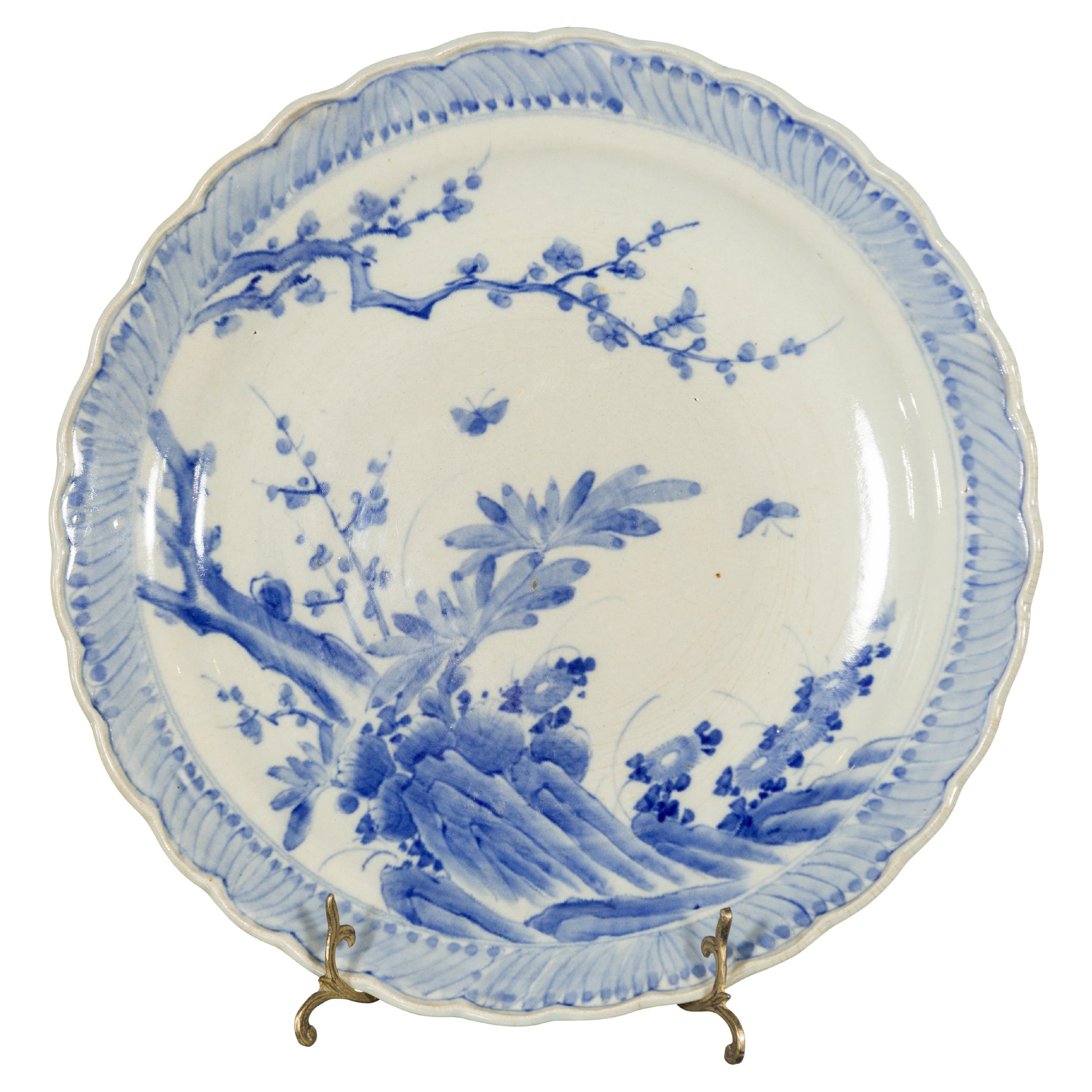 Japanischer handbemalter Teller aus blauem und weißem Porzellan mit Laubdekor im Angebot