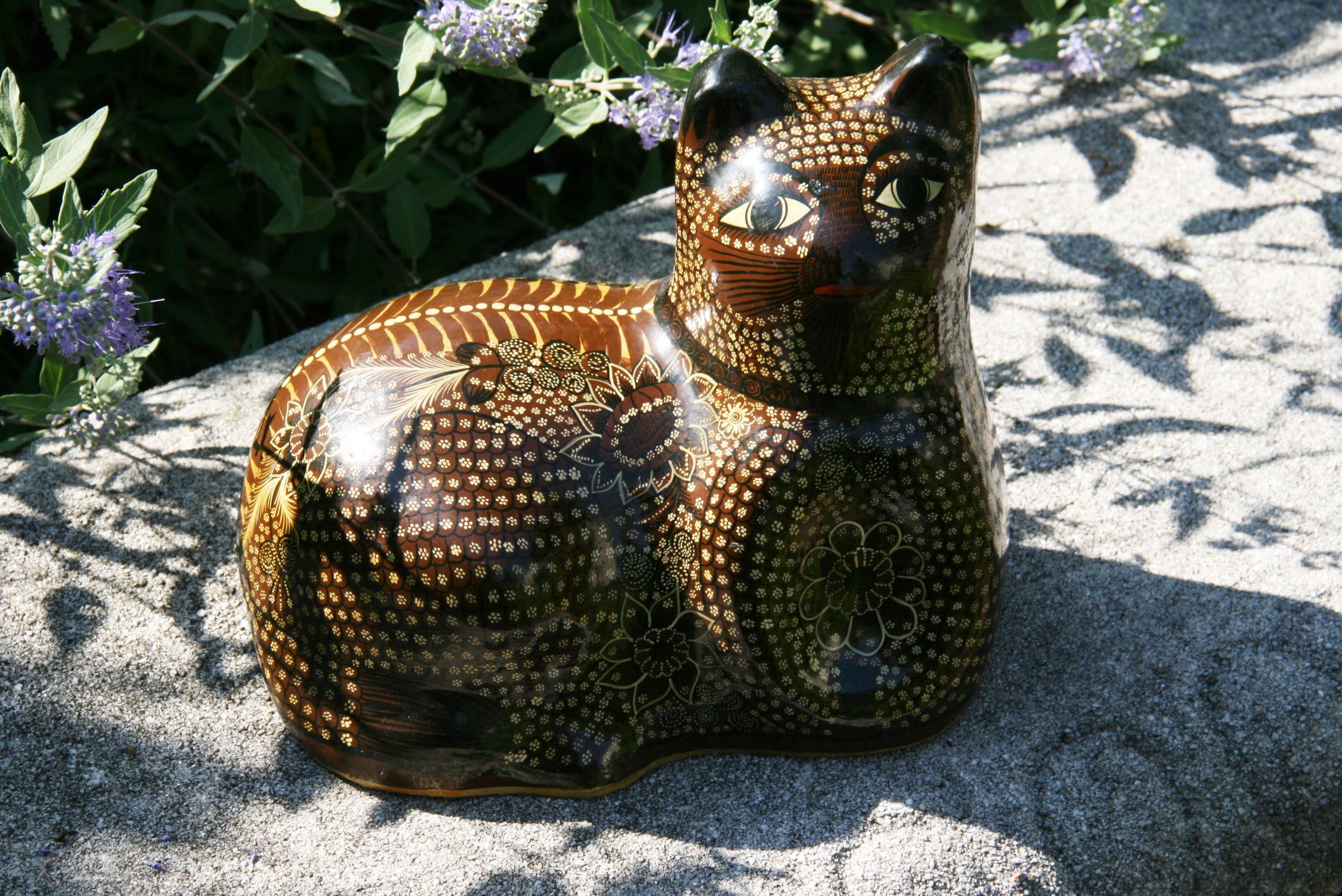 Japanische handbemalte Katzenskulptur aus Keramik, Japanisch im Zustand „Gut“ im Angebot in Douglas Manor, NY