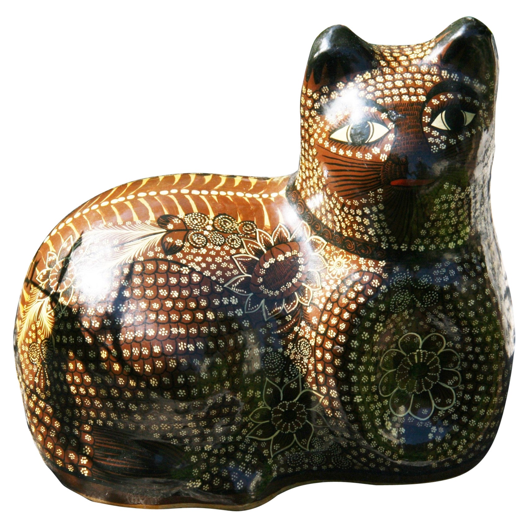 Scultura di gatto giapponese in ceramica dipinta a mano