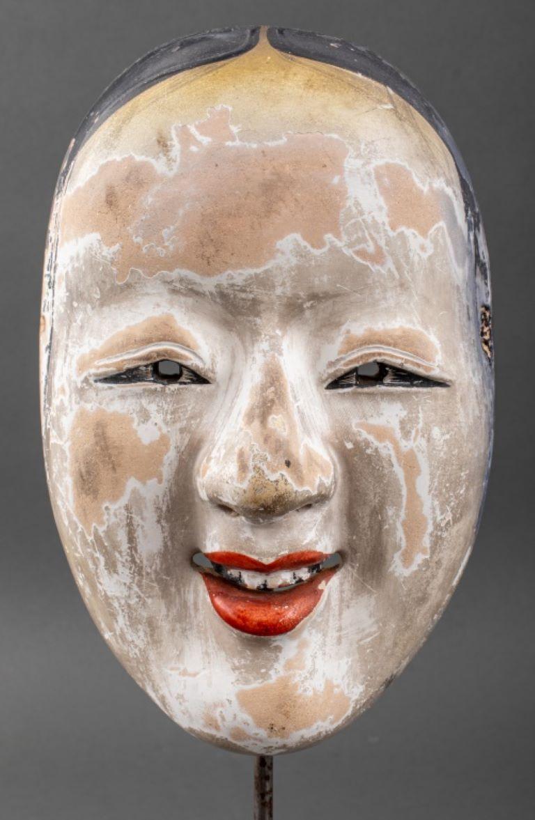 Máscara Noh japonesa de cerámica pintada a mano sobre soporte de metal, probablemente del periodo Meiji, marca de dos caracteres firmada en el reverso. Procedencia: Procedente de una finca de la calle 56 Este 140. 

Distribuidor: S138XX