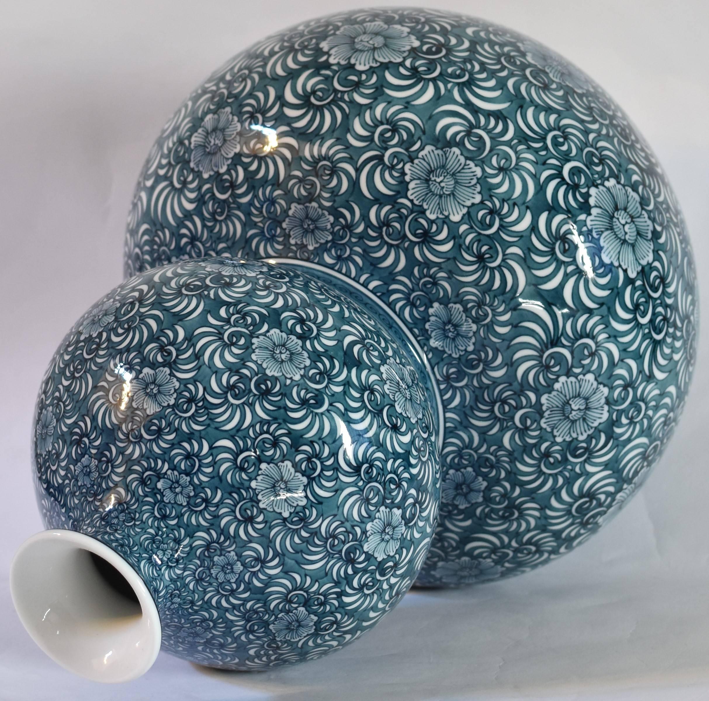 Blue Porcelain Vase by Japanese Master Artist In New Condition In Takarazuka, JP