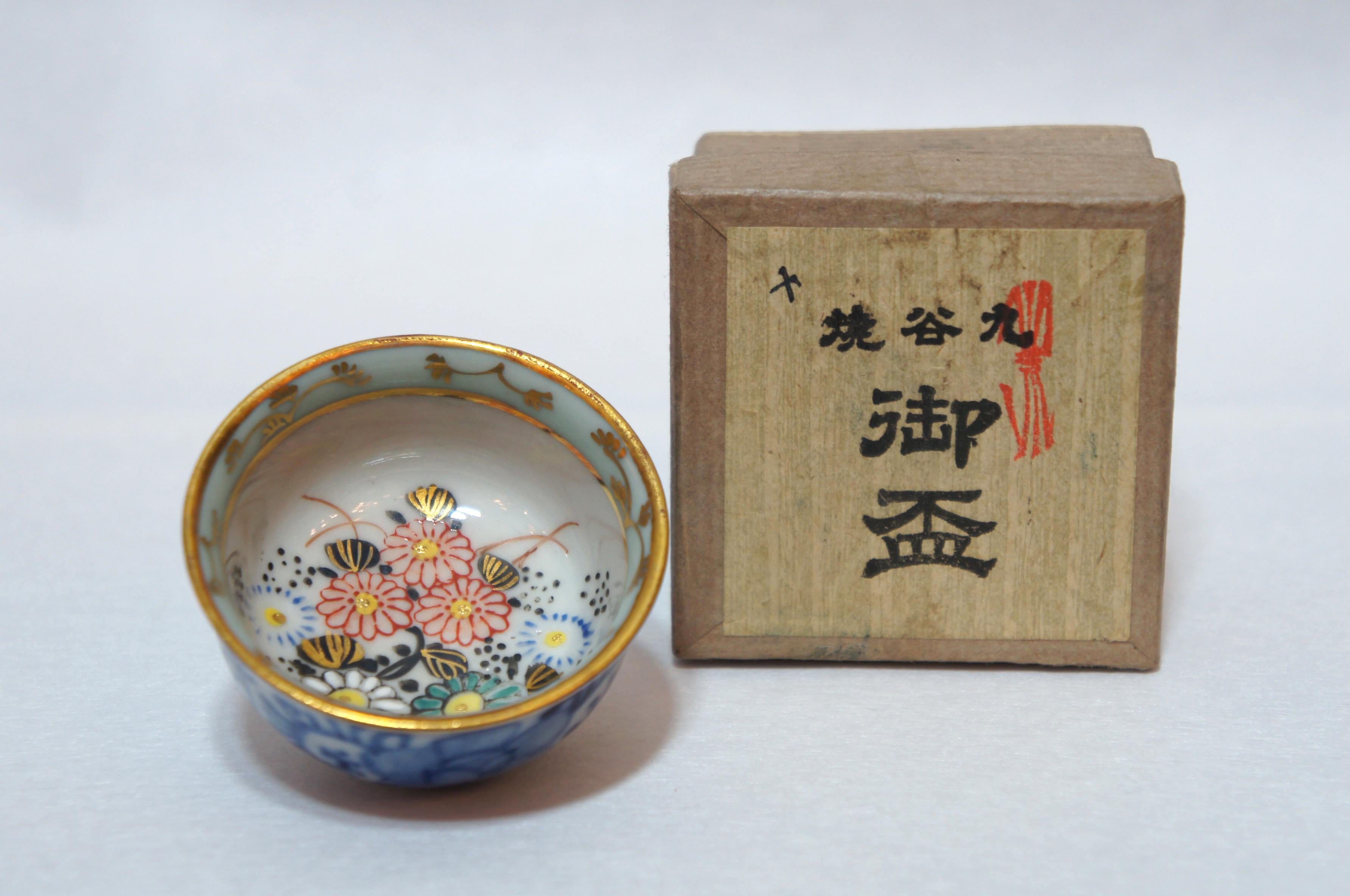 Beautiful Japanese Kutani ware flower small sake cup with a gold edge.
Colors of the pattern are being handled and down skilfully in detail by a Japanese artisan.
In the bottom of the sake bottle, there is a mark of Kutani Ware.

Kutani ware is