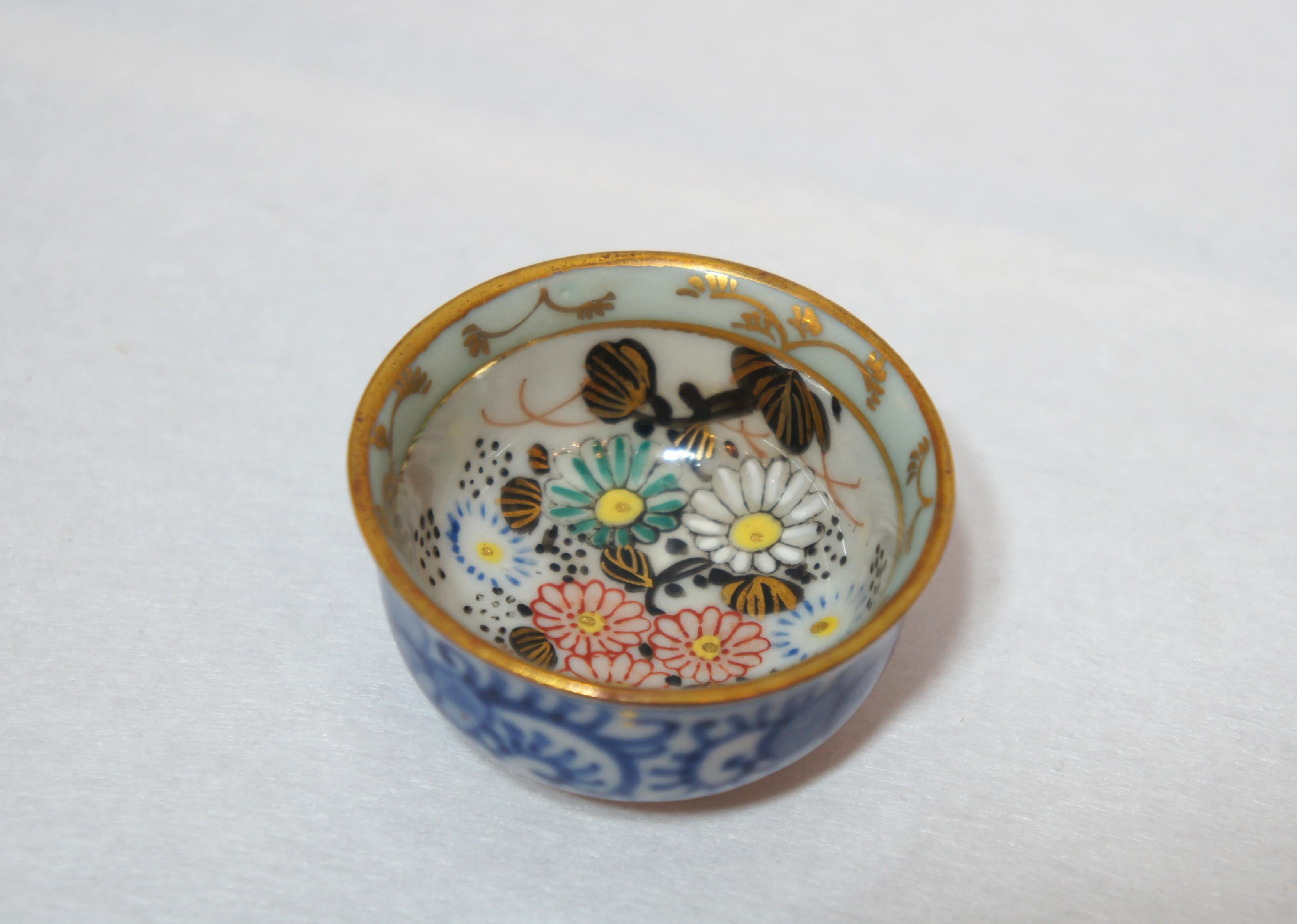 Japanese Hand Painted Flower Small Sake Cup on Kutani Ware, 1960s In Good Condition In Paris, FR