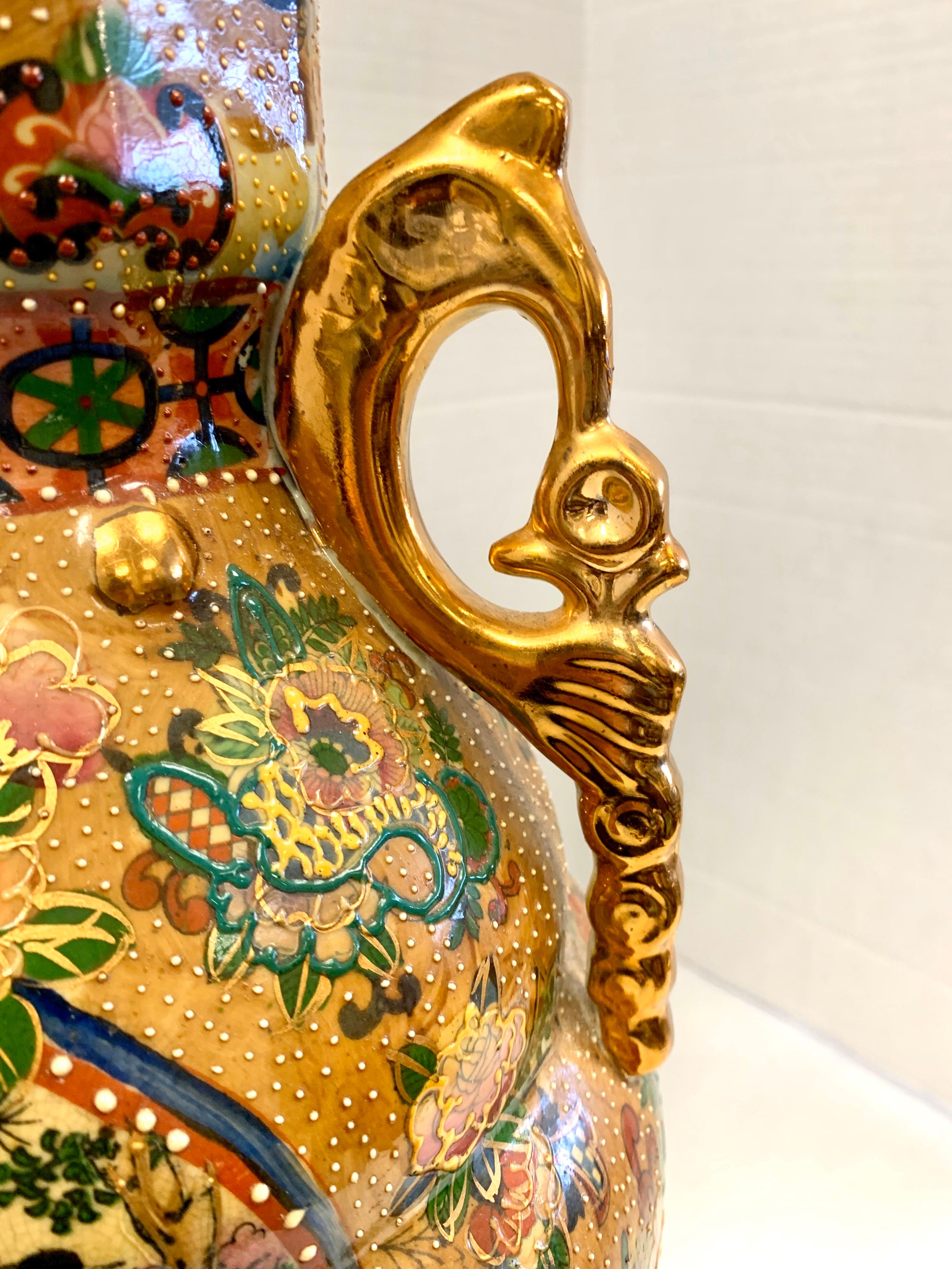 Japonais Vase japonais en porcelaine peint à la main et doré avec poignées