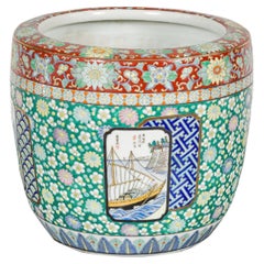 Jardinière japonaise Imari peinte à la main avec bateau, montagnes, personnes et fleurs