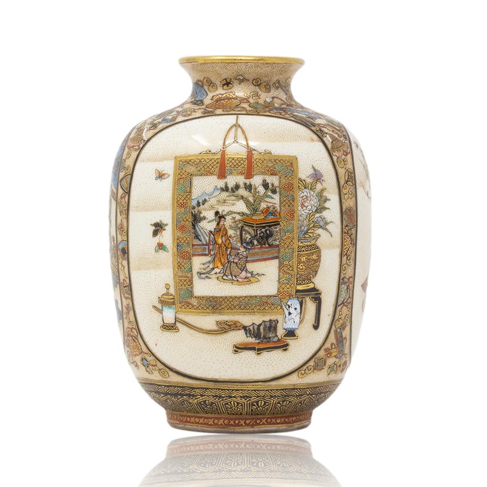 Japanese Hand Painted Meiji Period Satsuma Vase For Sale 1