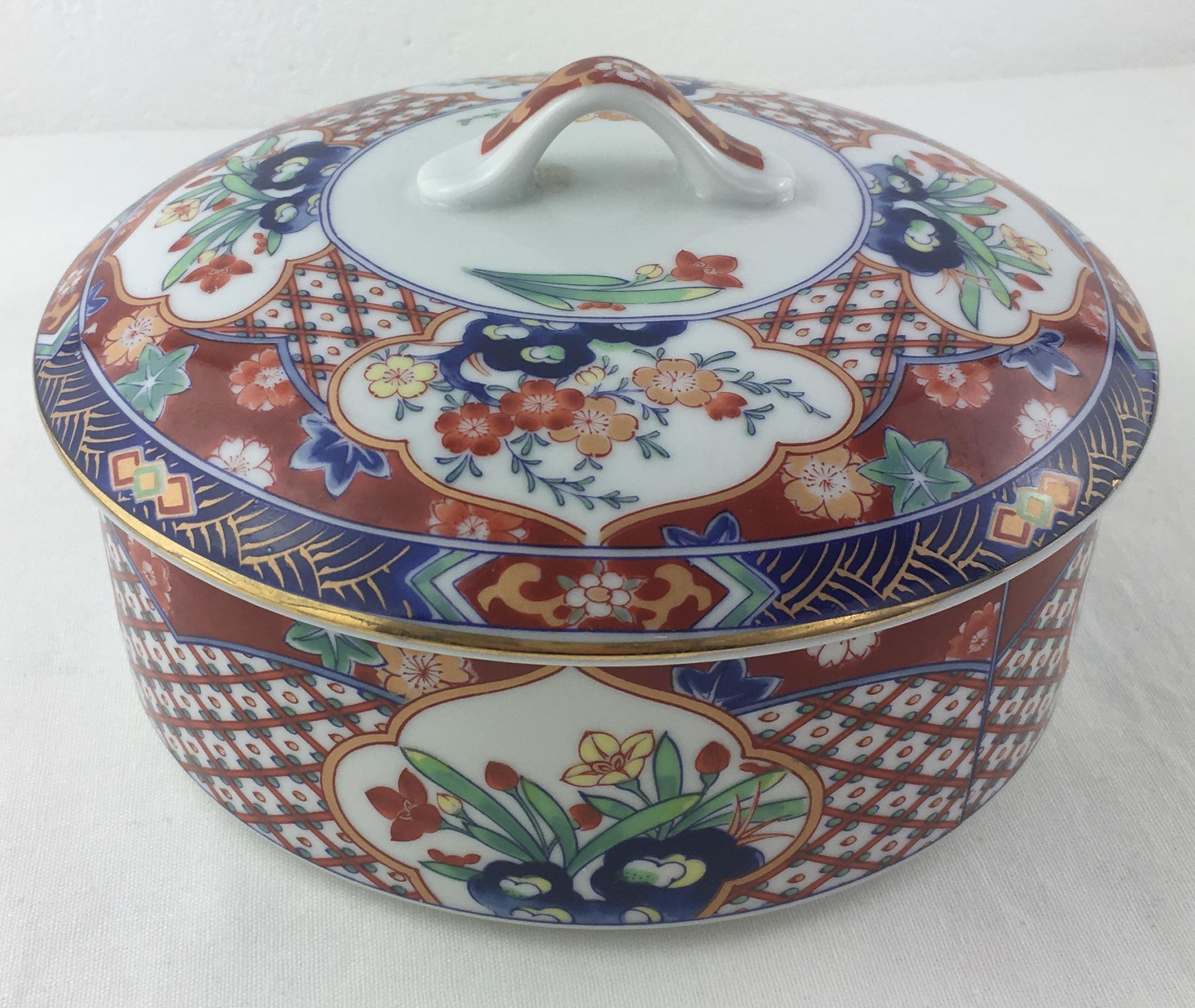 Beautiful Japanese hand painted porcelain decorative trinket, pill or jewelry box or serving dish of Meiji period. 

The decoration consists of under-glaze cobalt blue deep borders near the rim, hand painted in the Kakiemon style with over-glaze