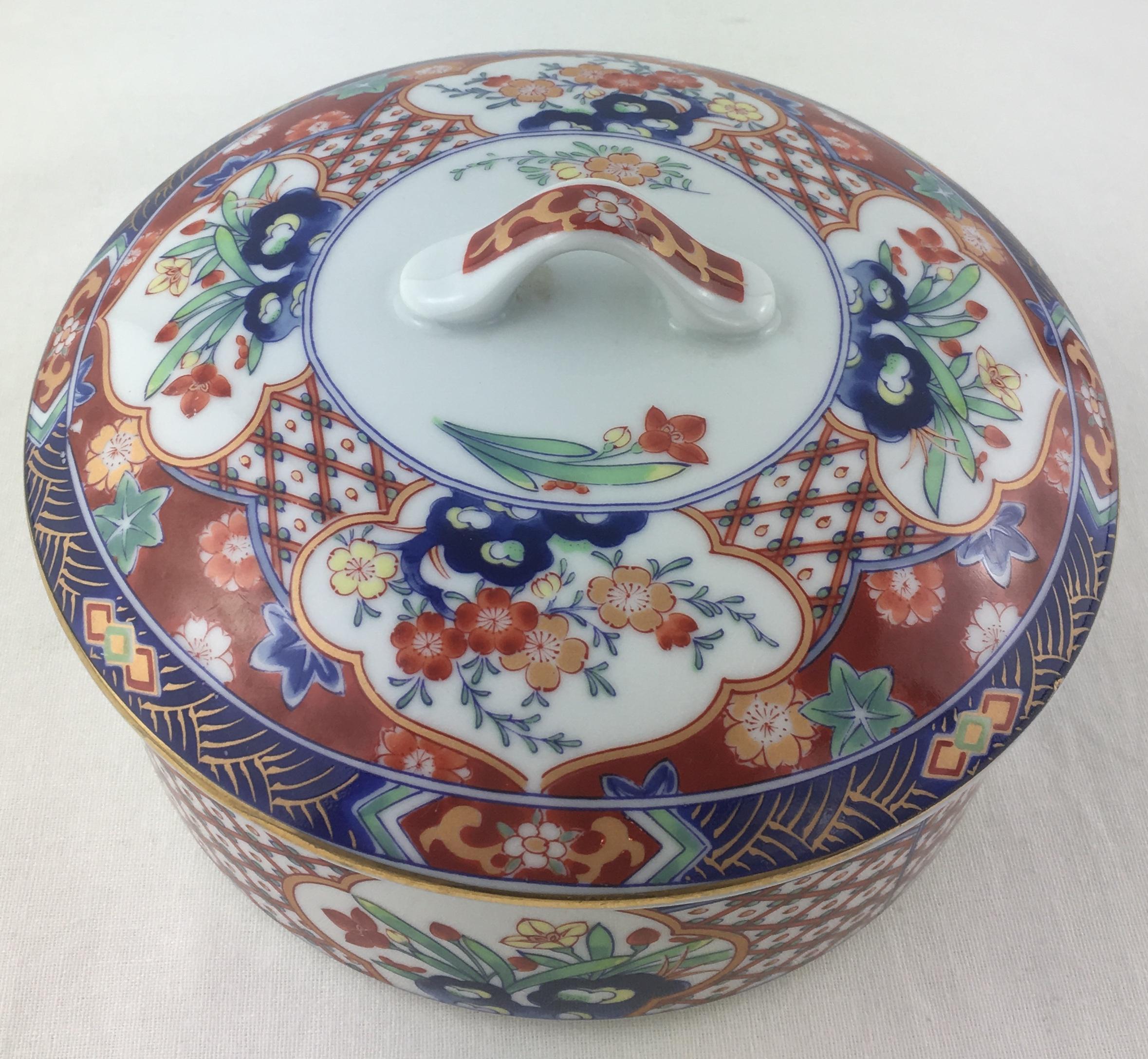 19th Century Japanese Hand-Painted Porcelain Lidded Serving Dish, Trinket or Jewelry Box For Sale
