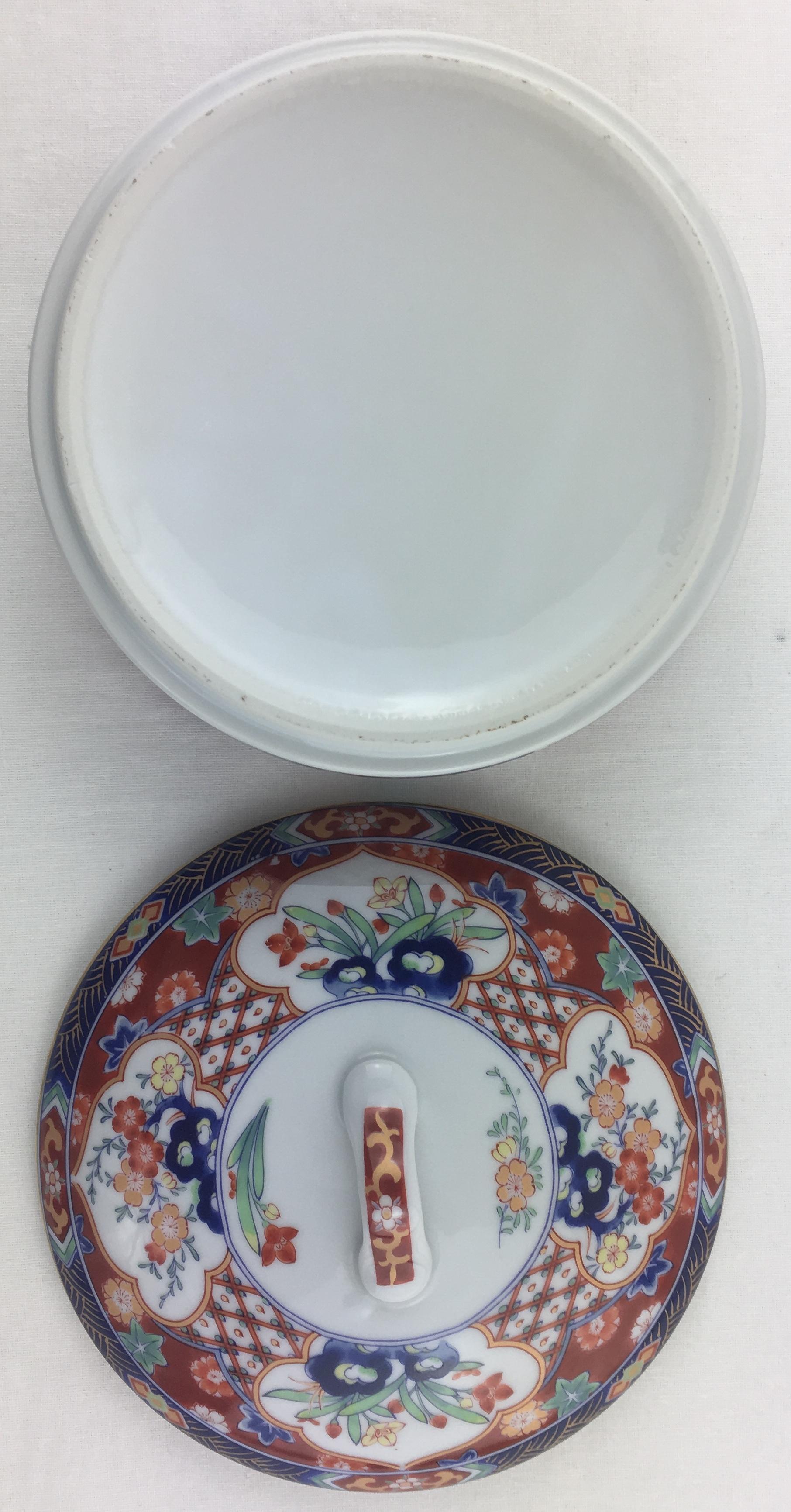 Japanese Hand-Painted Porcelain Lidded Serving Dish, Trinket or Jewelry Box For Sale 1