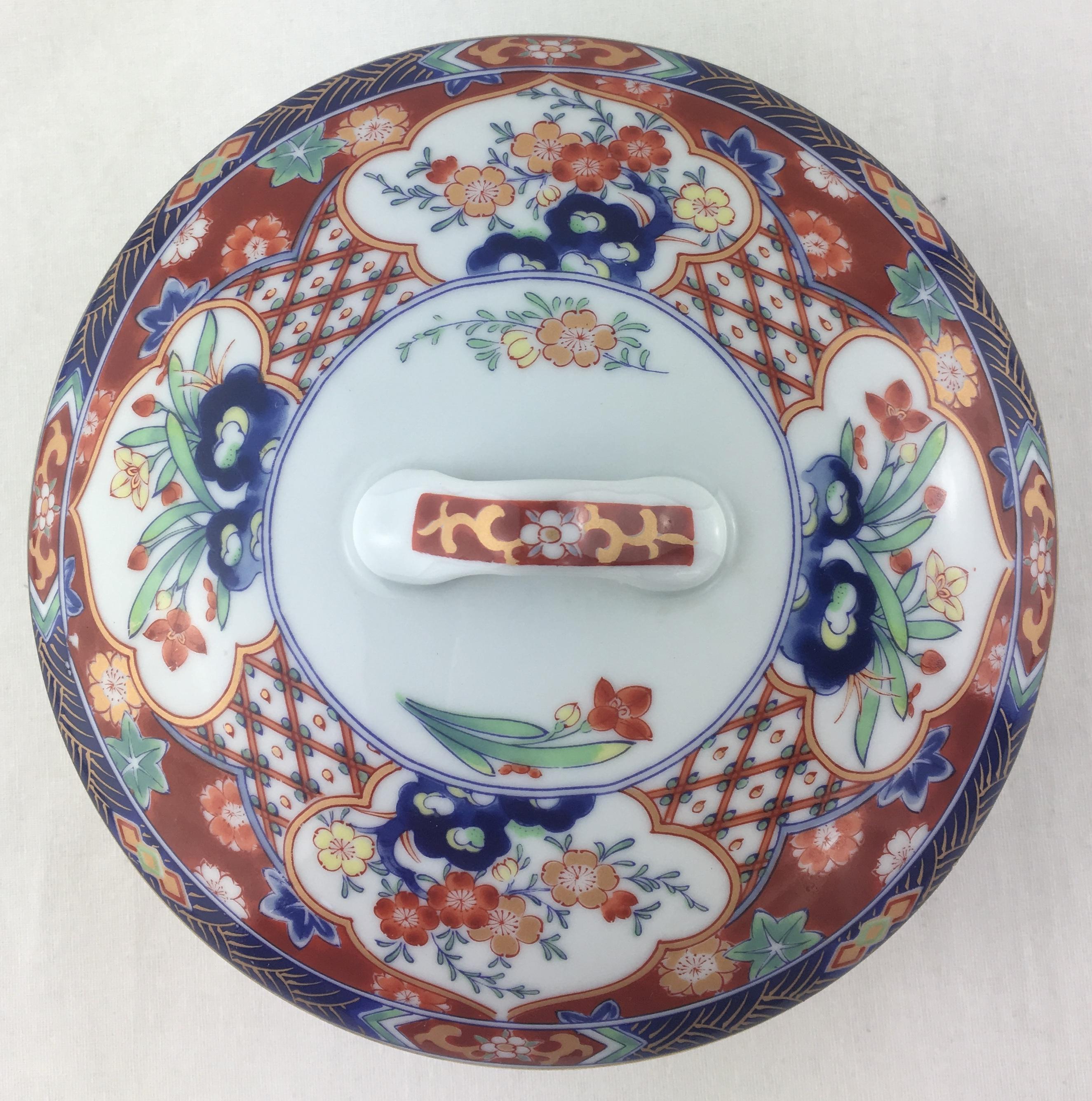 XIXe siècle Plat à couvercle en porcelaine peint à la main, boîte à bibelots ou à bijoux japonaise en vente