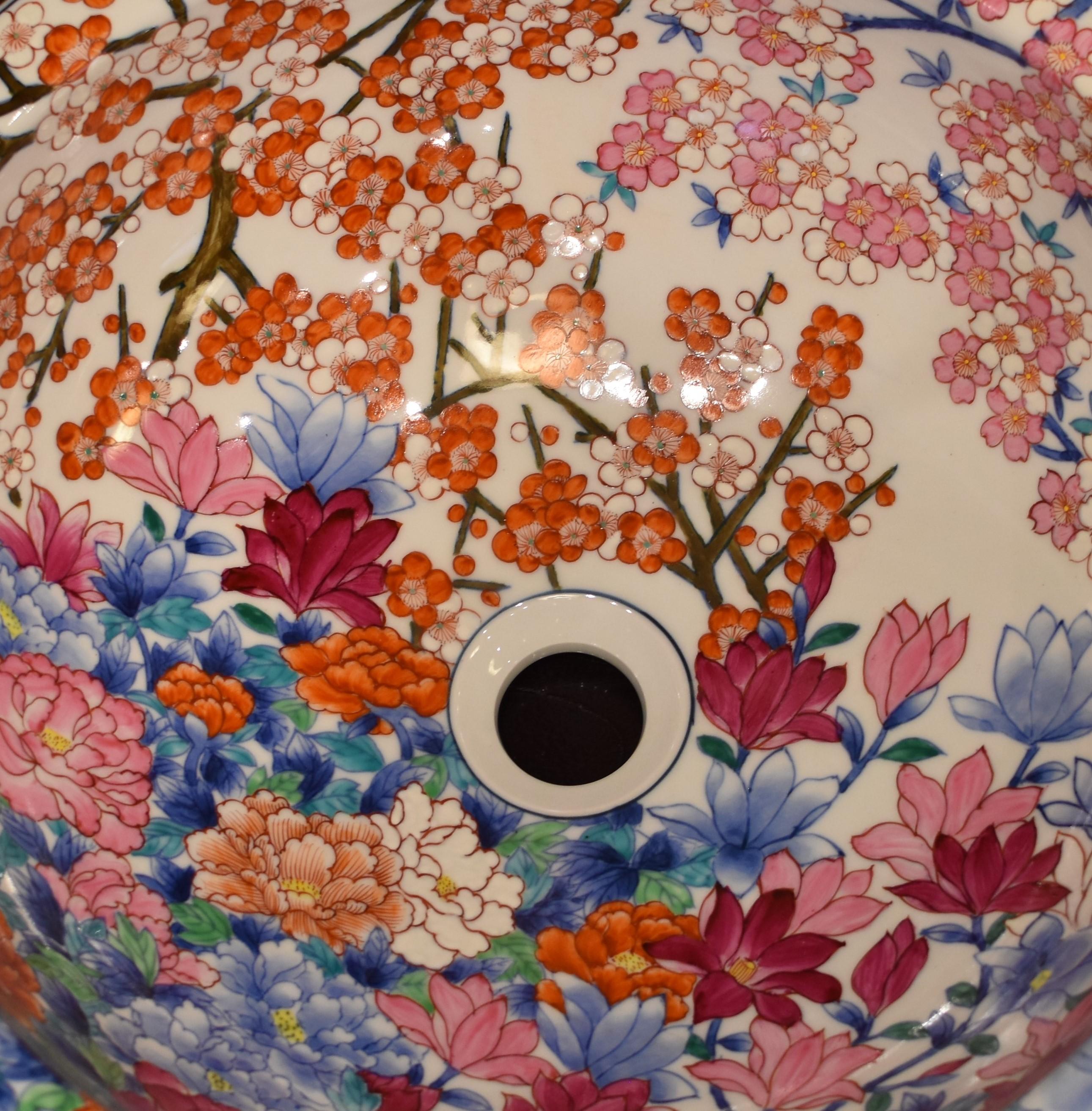 Unique Japanese, handcrafted, hand-painted porcelain washbasin by highly an acclaimed award-winning master porcelain artist from the Imari-Arita region in Japan.
The outer surface of this magnificent washbasin is pure white. If you are looking for
