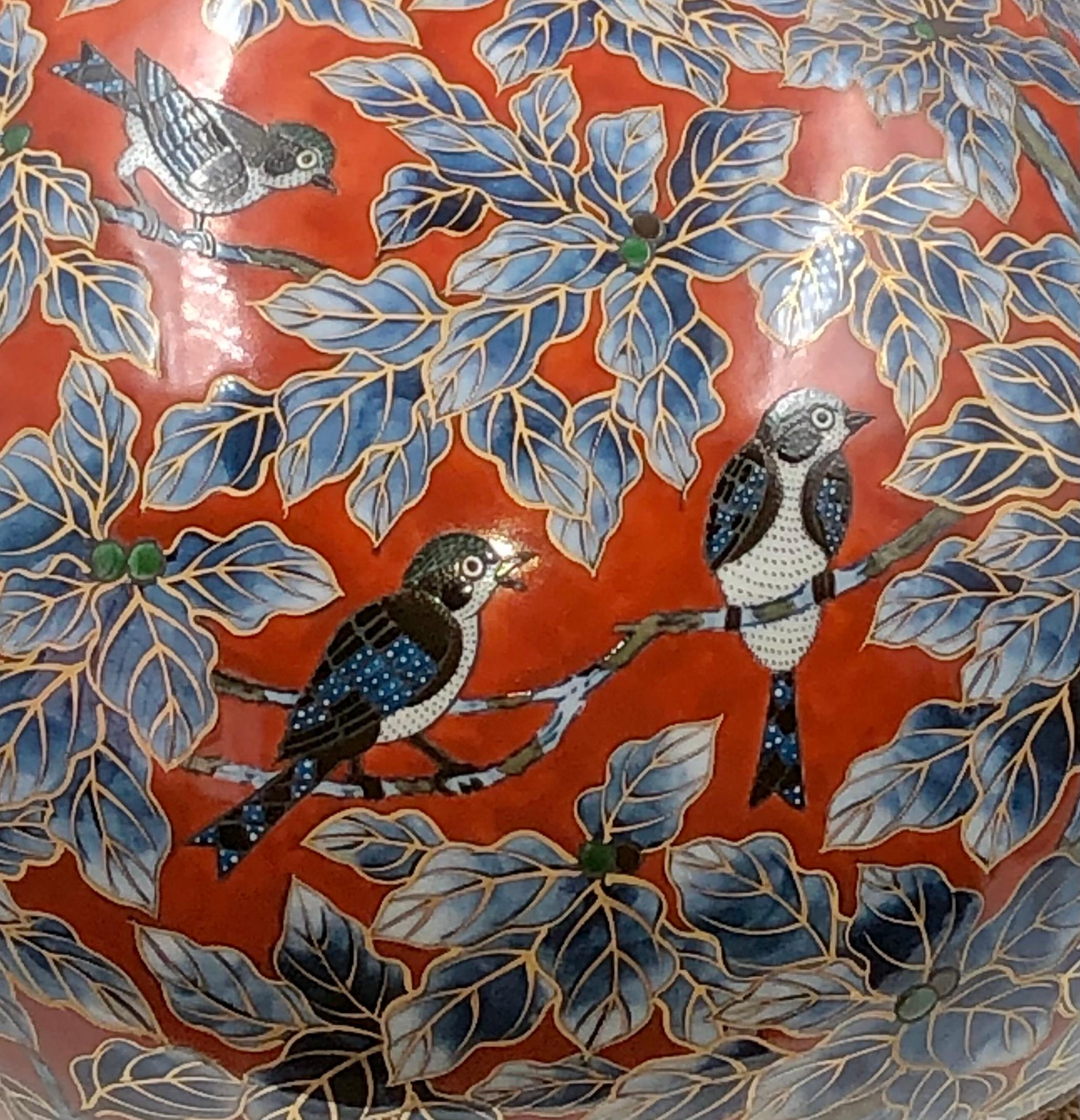 Außergewöhnliche zeitgenössische japanische Porzellanvase in Museumsqualität, aufwändig vergoldet und handbemalt in atemberaubendem Blau und Rot auf einem schönen kugelförmigen Korpus. Ein signiertes Meisterwerk des Porzellankünstlers der zweiten