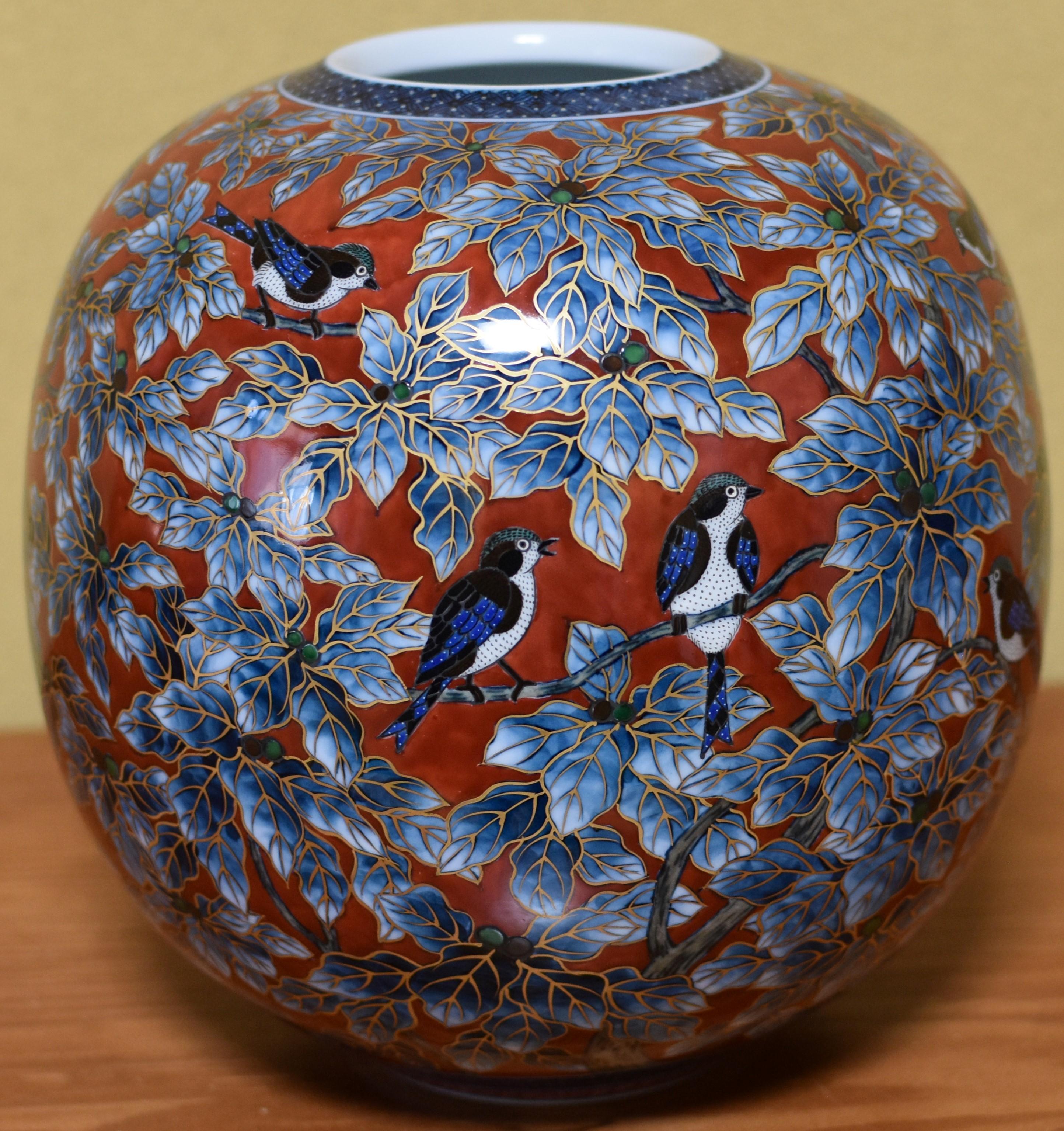 Japanese Hand Painted Red Blue Gilded Porcelain Vase Master Artist (Japanisch)
