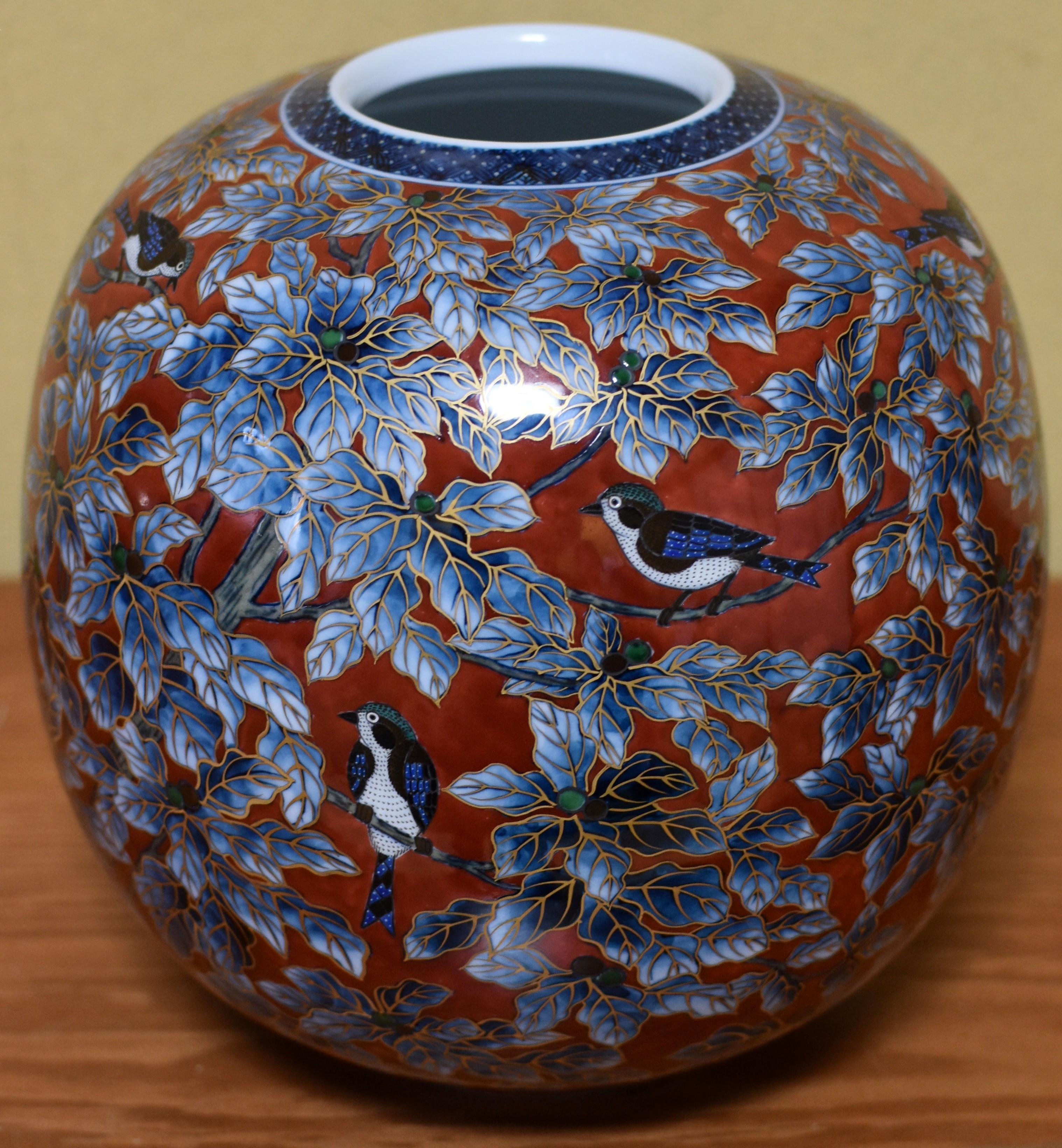 Japanese Hand Painted Red Blue Gilded Porcelain Vase Master Artist (Handbemalt)