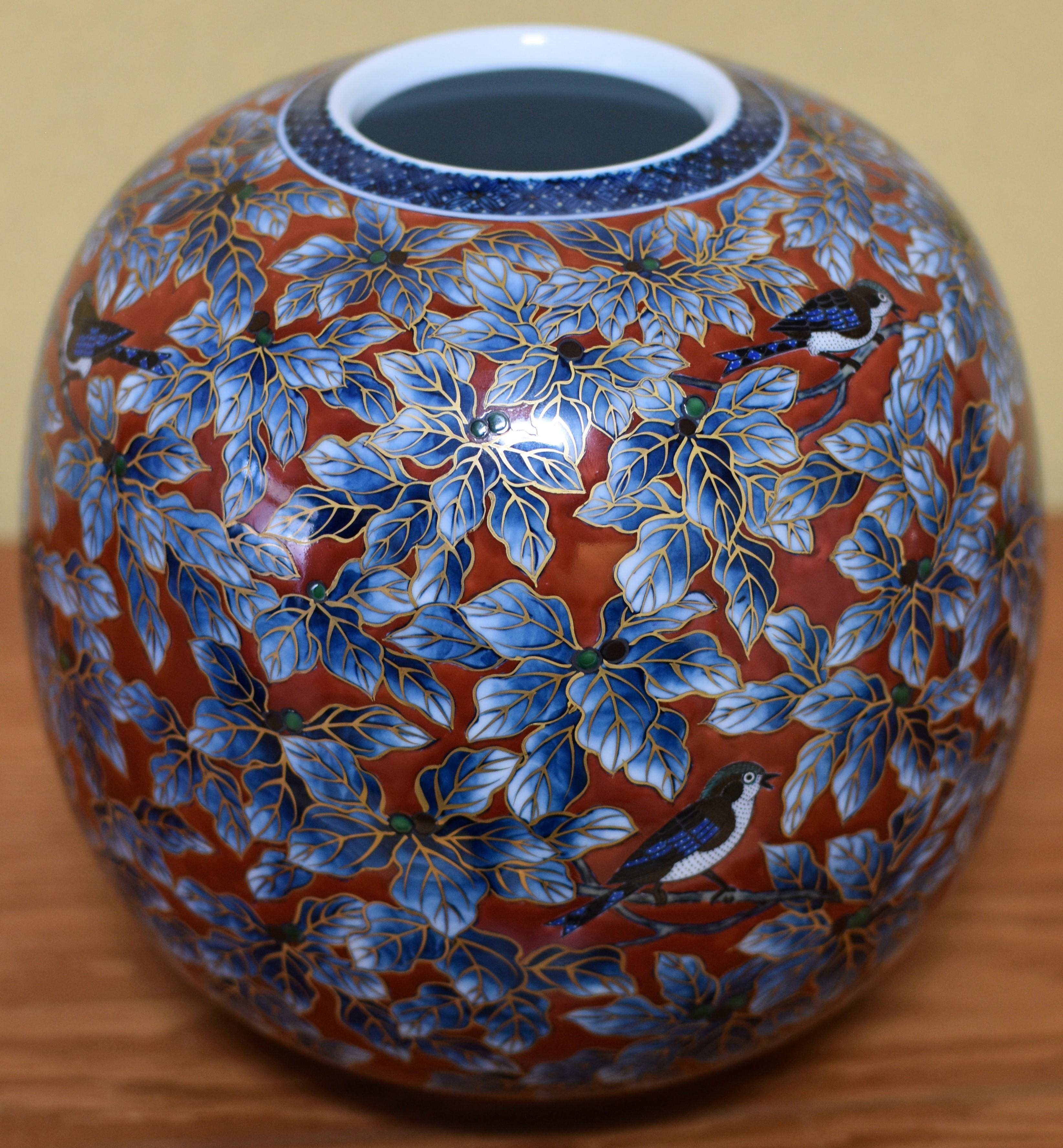 Japanese Hand Painted Red Blue Gilded Porcelain Vase Master Artist im Zustand „Neu“ in Takarazuka, JP