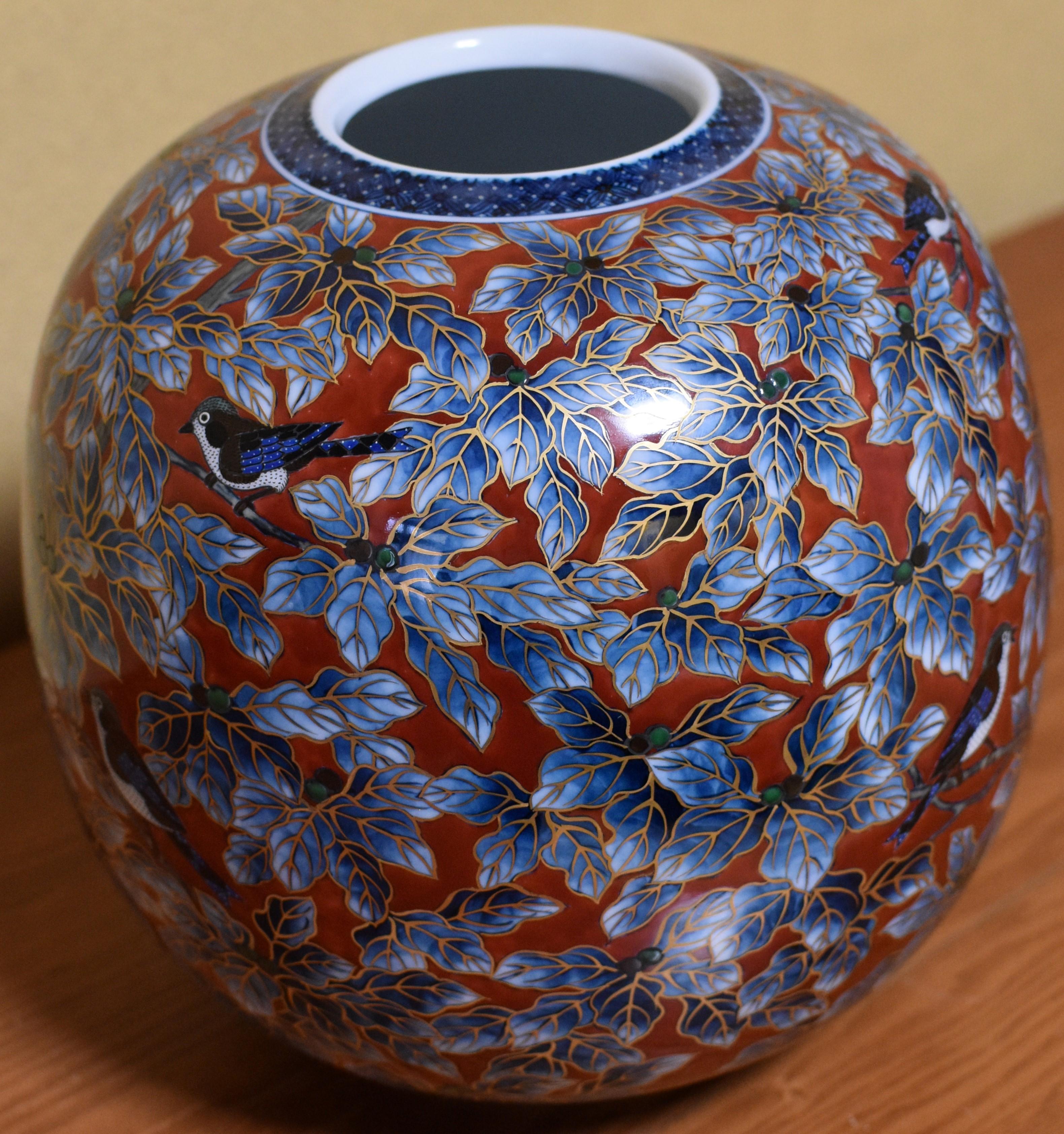 Japanese Hand Painted Red Blue Gilded Porcelain Vase Master Artist (Porzellan)