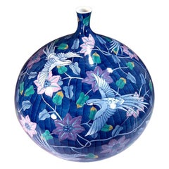 Vase japonais en porcelaine bleue peint à la main par un maître artiste contemporain