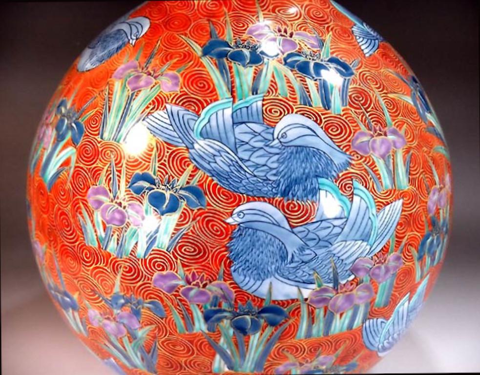 Exquisite japanische zeitgenössische dekorative Porzellanvase, aufwendig vergoldet und handbemalt auf einem elegant schön geformten großen Porzellankörper in Rot und Blau, ein signiertes Meisterwerk von weithin anerkannten Meister Porzellan Künstler