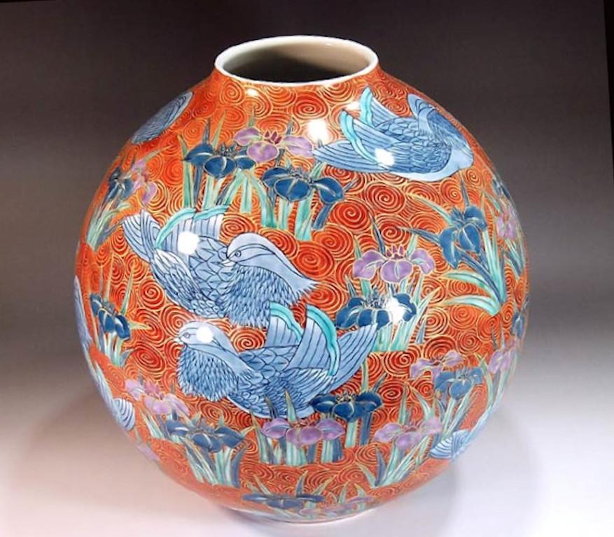 Japanese Hand Painted Red Porcelain Vase by Master Artist In New Condition For Sale In Takarazuka, JP