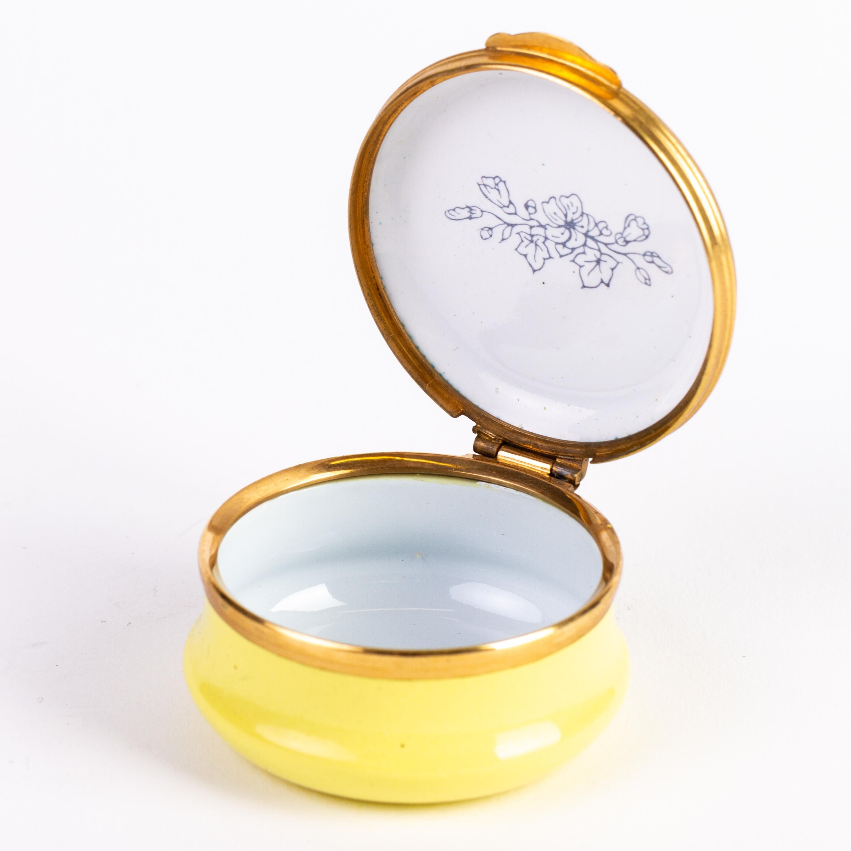 Ceramic Japanese Hand Painted Satsuma Lobed Bowl Meiji For Sale