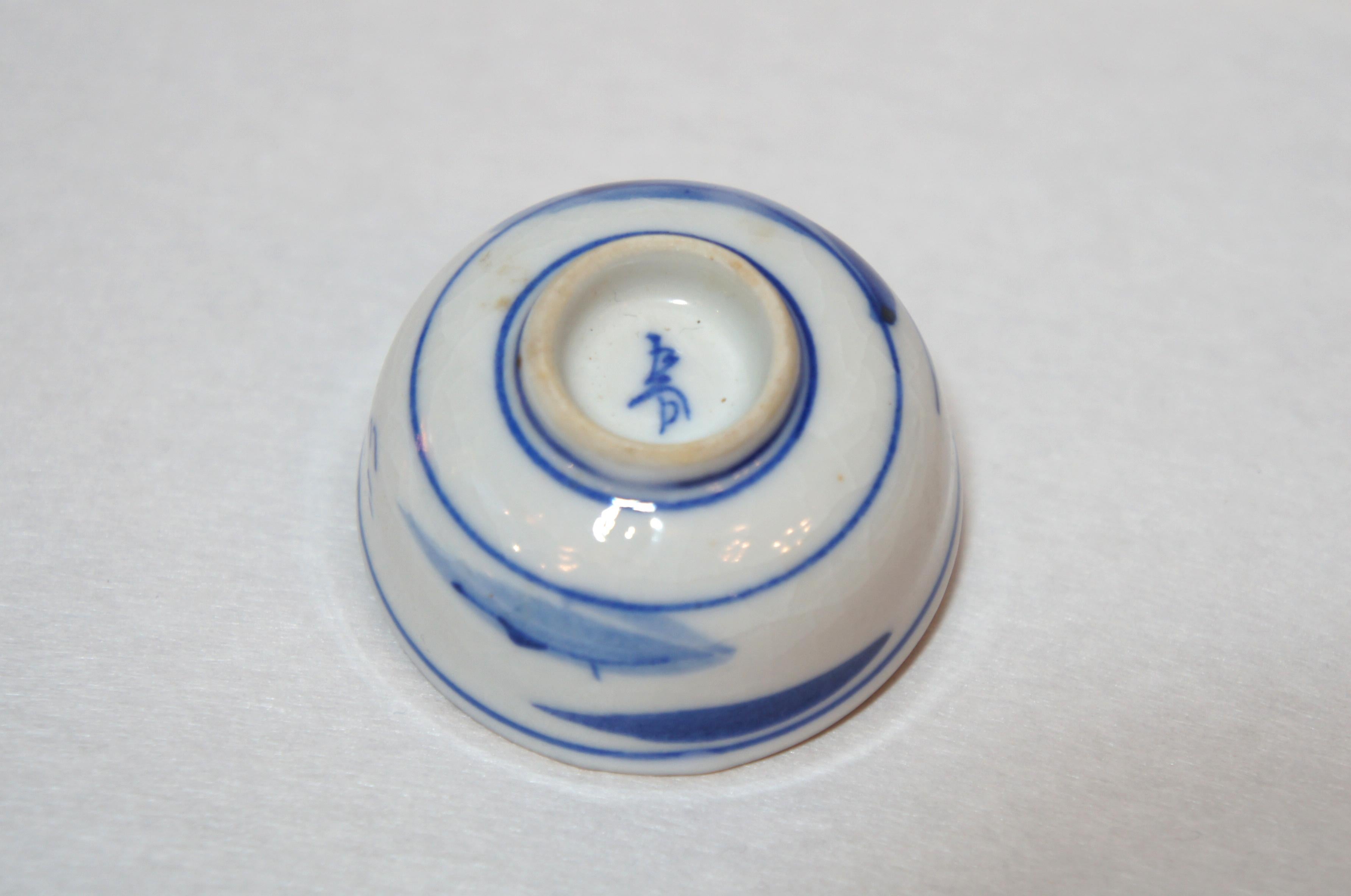 Japanese Hand Painted Small Sake Cup on Kutani Ware, 1950s In Good Condition For Sale In Paris, FR