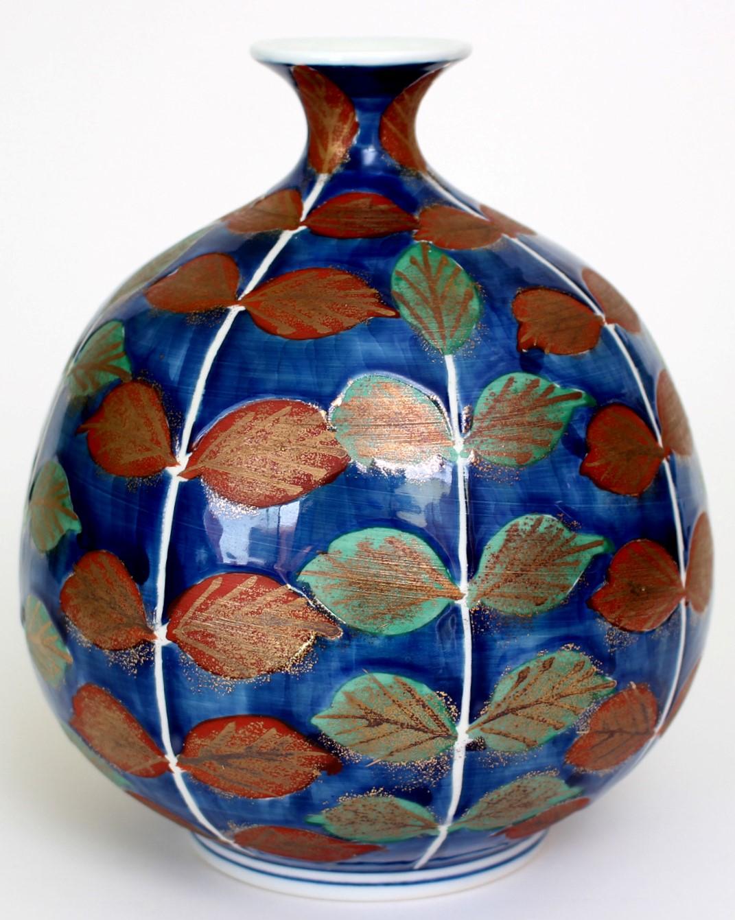 Este jarrón de porcelana contemporánea pintado a mano y creado por un artista de la Imari-
La región japonesa de Arita presenta un motivo del árbol de la vida en verde y rojo
sobre un fondo azul oscuro. Utilizando líneas de oro para expresar las