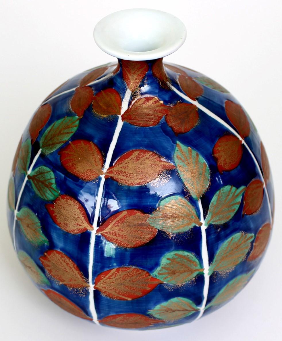 Jarrón de porcelana con motivo del árbol de la vida pintado a mano por un maestro japonés Japonés en venta