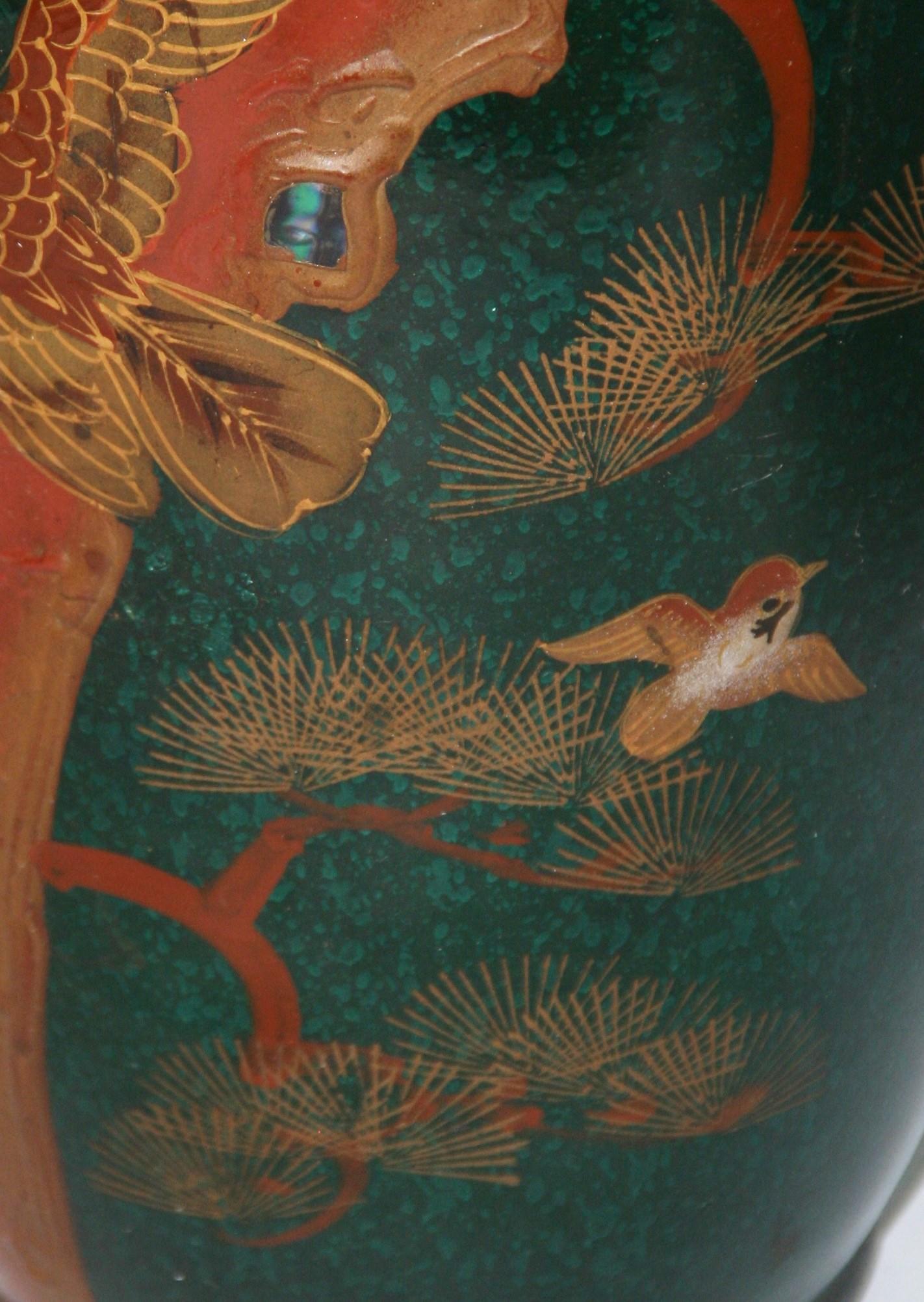 Vase japonais peint à la main avec aigle et oiseaux en relief en vente 7