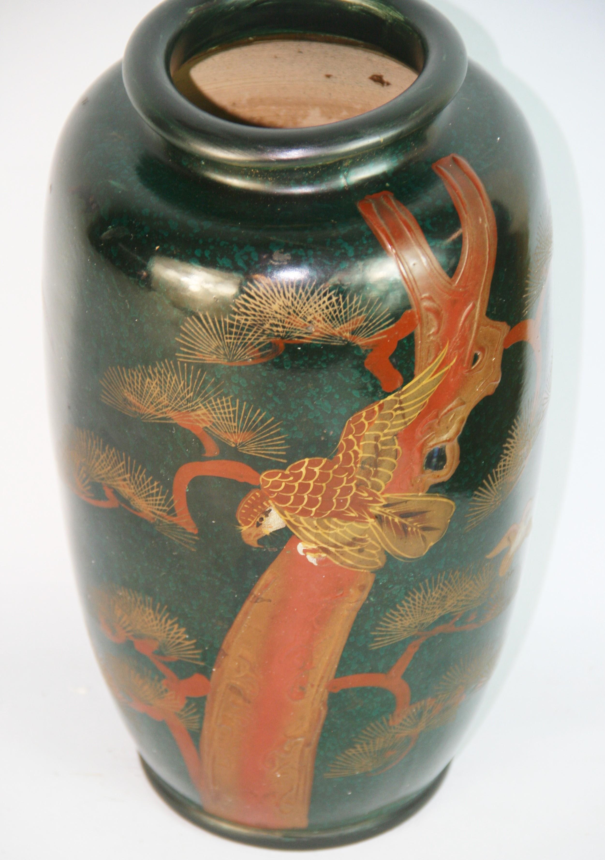 Vase japonais peint à la main avec aigle et oiseaux en relief Bon état - En vente à Douglas Manor, NY