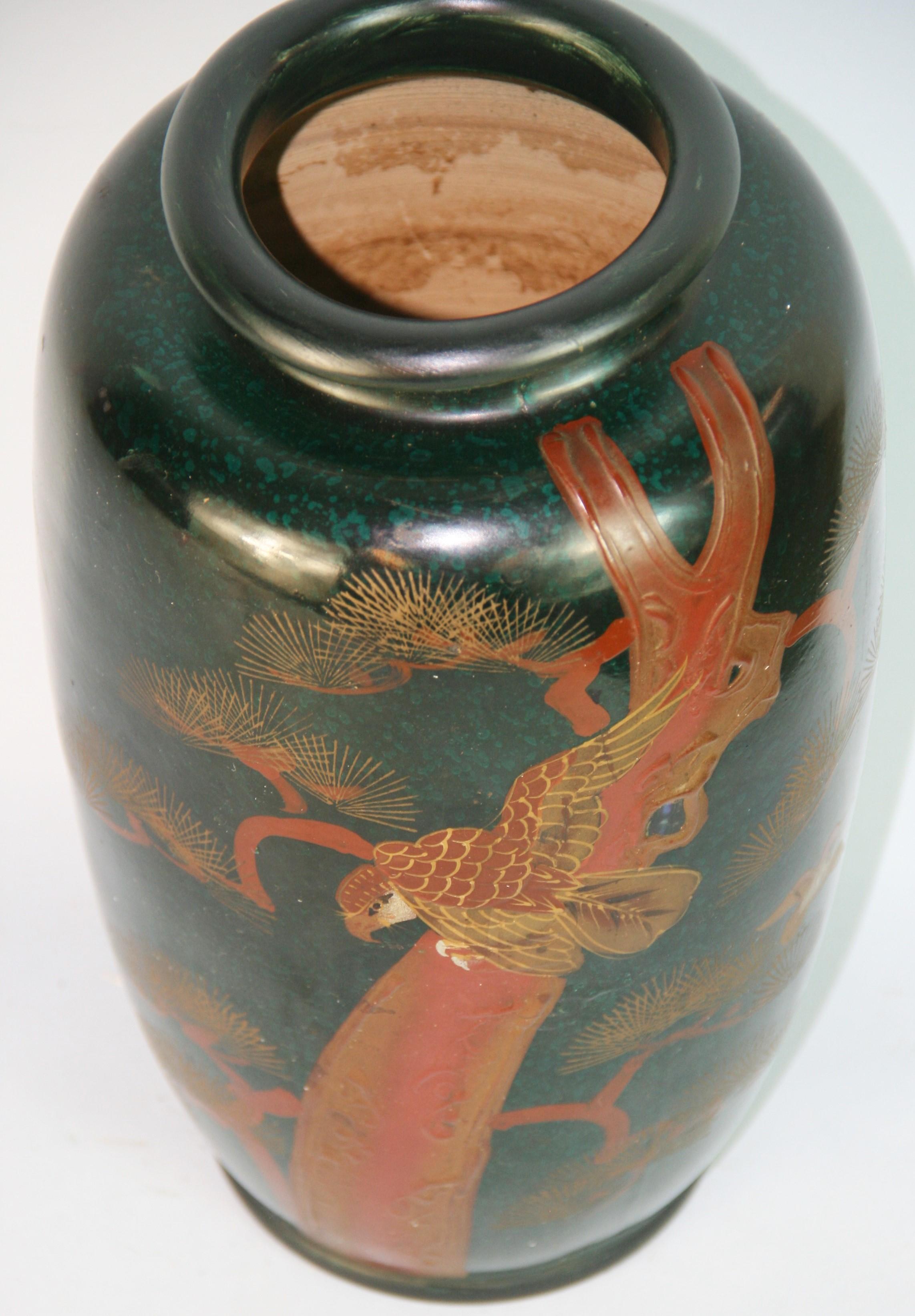 Milieu du XXe siècle Vase japonais peint à la main avec aigle et oiseaux en relief en vente