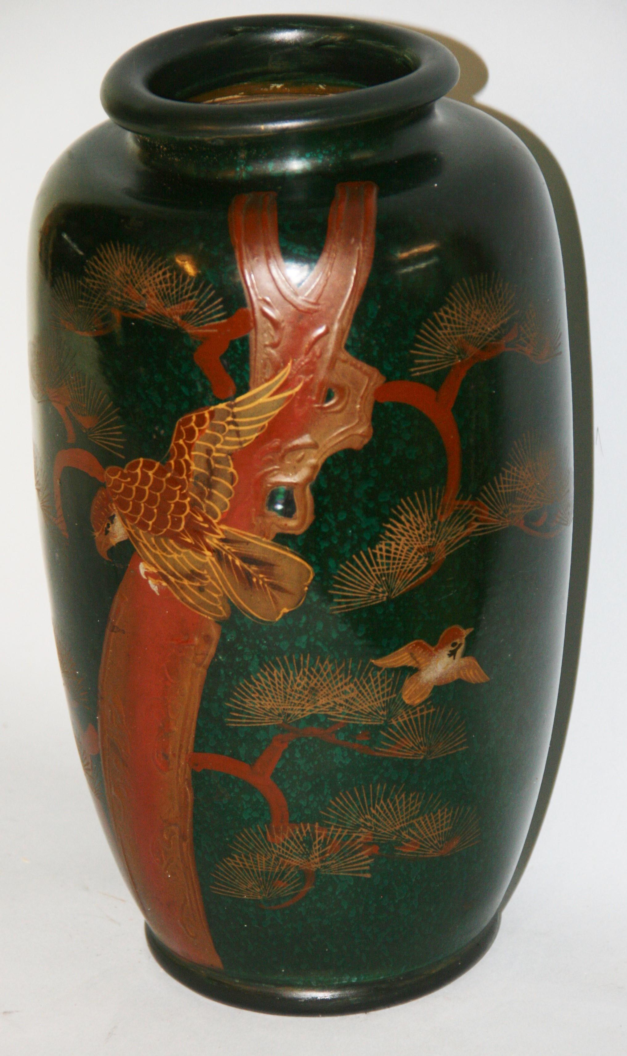 Céramique Vase japonais peint à la main avec aigle et oiseaux en relief en vente