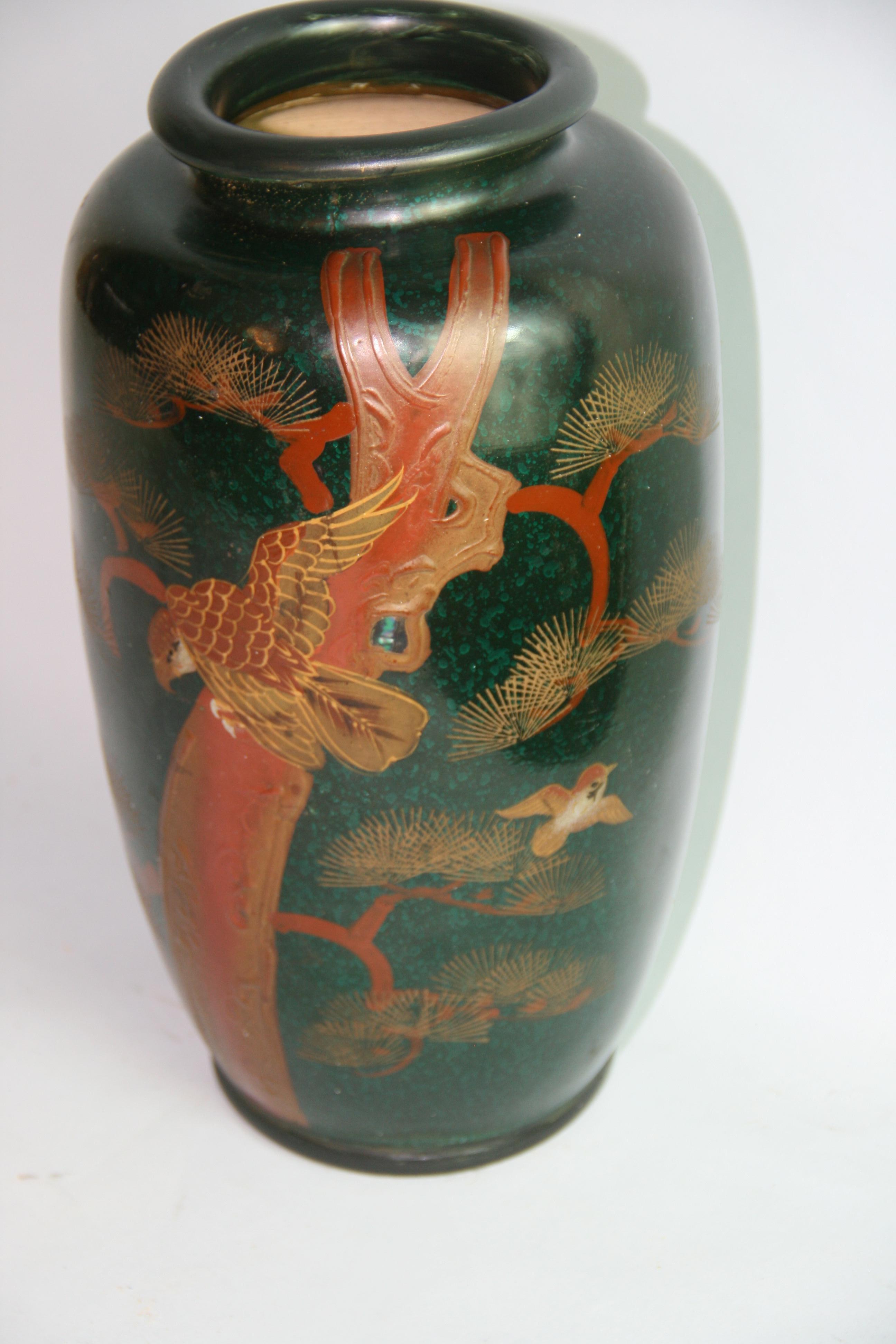Vase japonais peint à la main avec aigle et oiseaux en relief en vente 1
