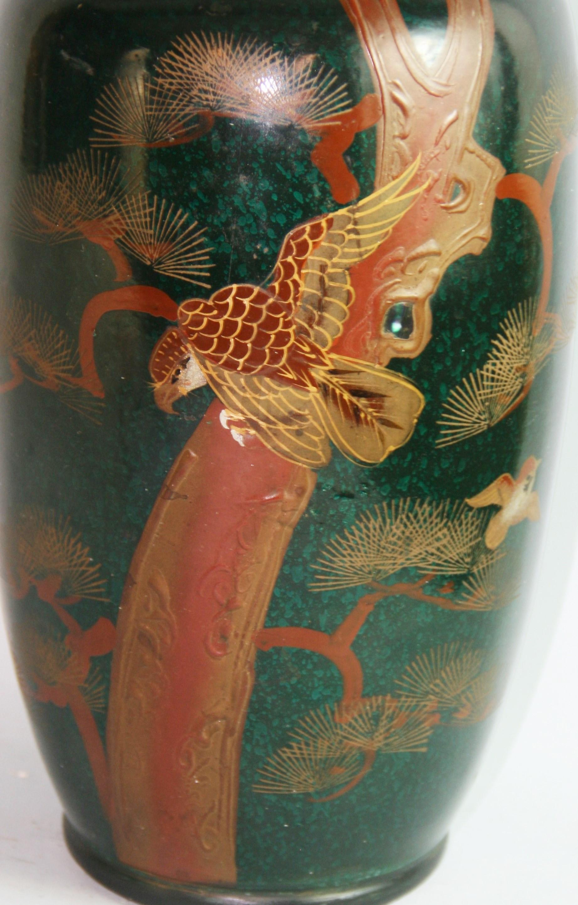 Vase japonais peint à la main avec aigle et oiseaux en relief en vente 2