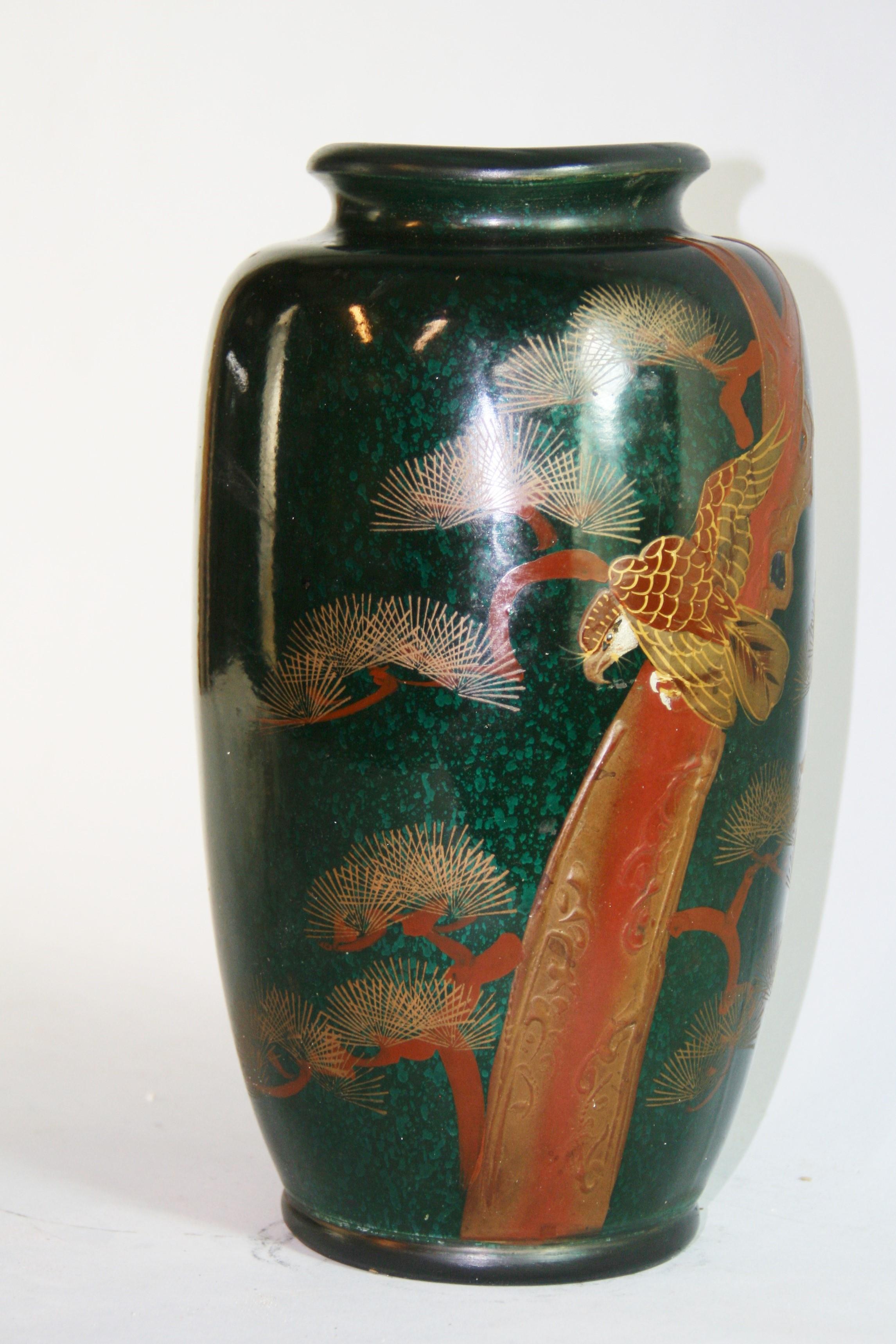 Vase japonais peint à la main avec aigle et oiseaux en relief en vente 3