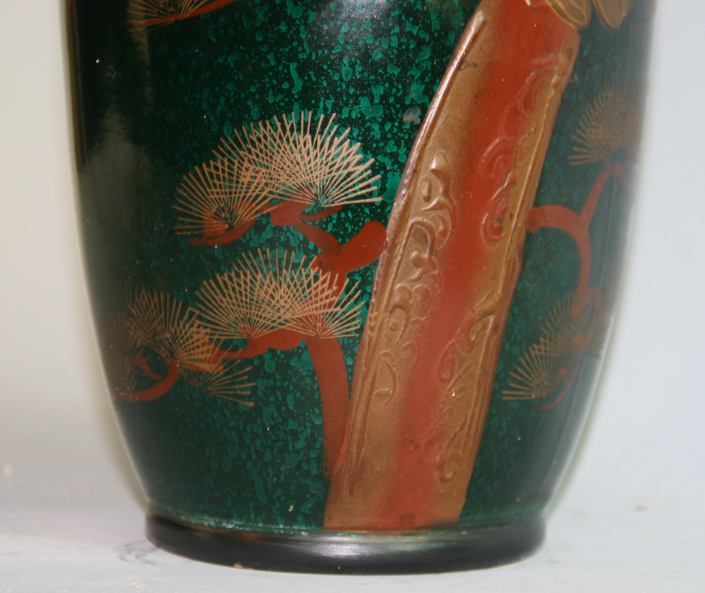 Vase japonais peint à la main avec aigle et oiseaux en relief en vente 4