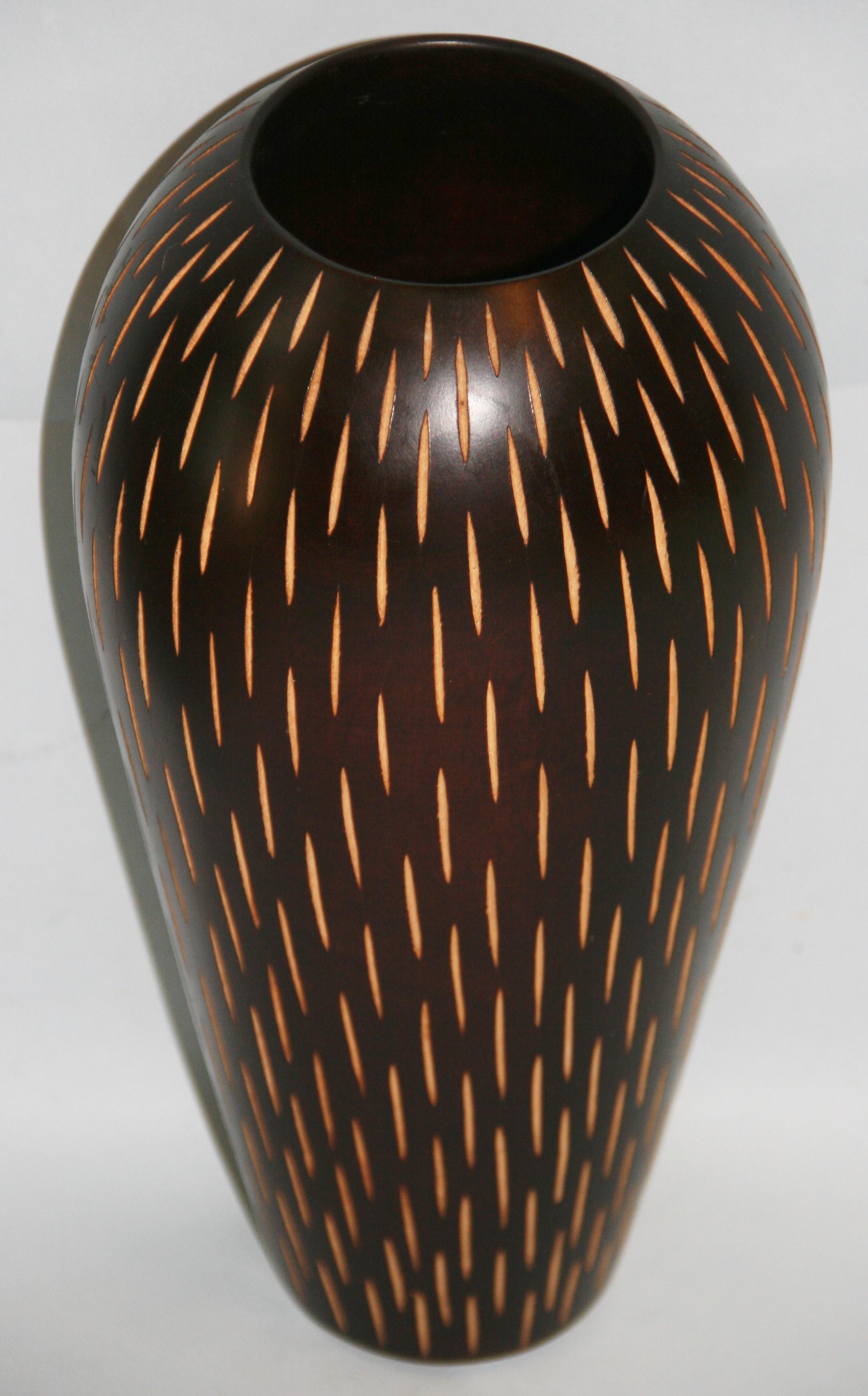 Vaso in legno tornito a mano in stile Art Déco giapponese con fessure verticali incise in vendita 5