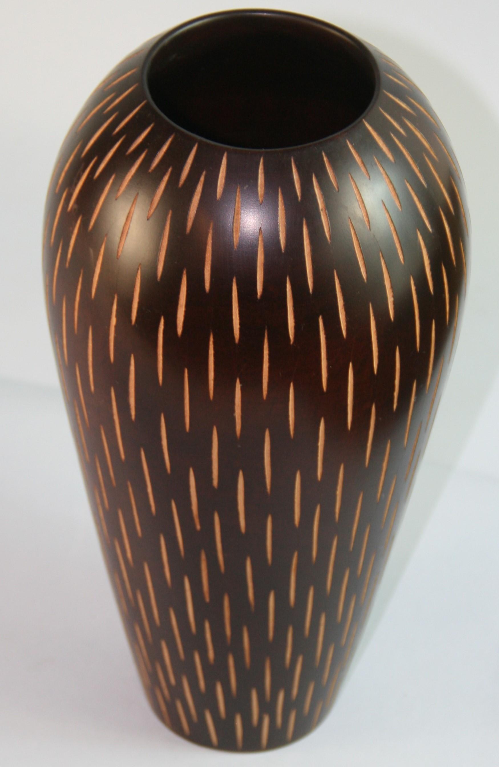 Vaso in legno tornito a mano in stile Art Déco giapponese con fessure verticali incise In condizioni buone in vendita a Douglas Manor, NY