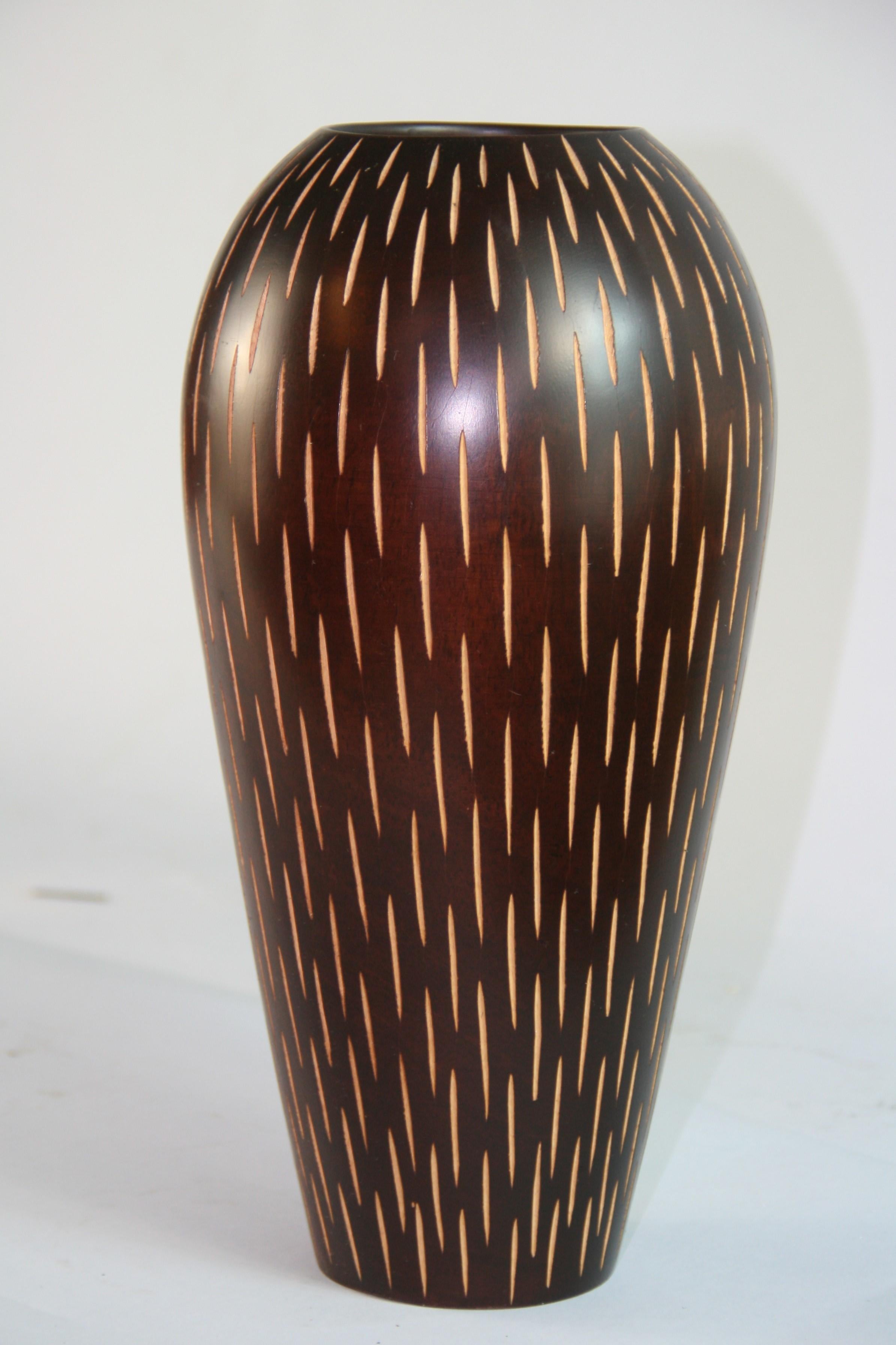 Metà XX secolo Vaso in legno tornito a mano in stile Art Déco giapponese con fessure verticali incise in vendita