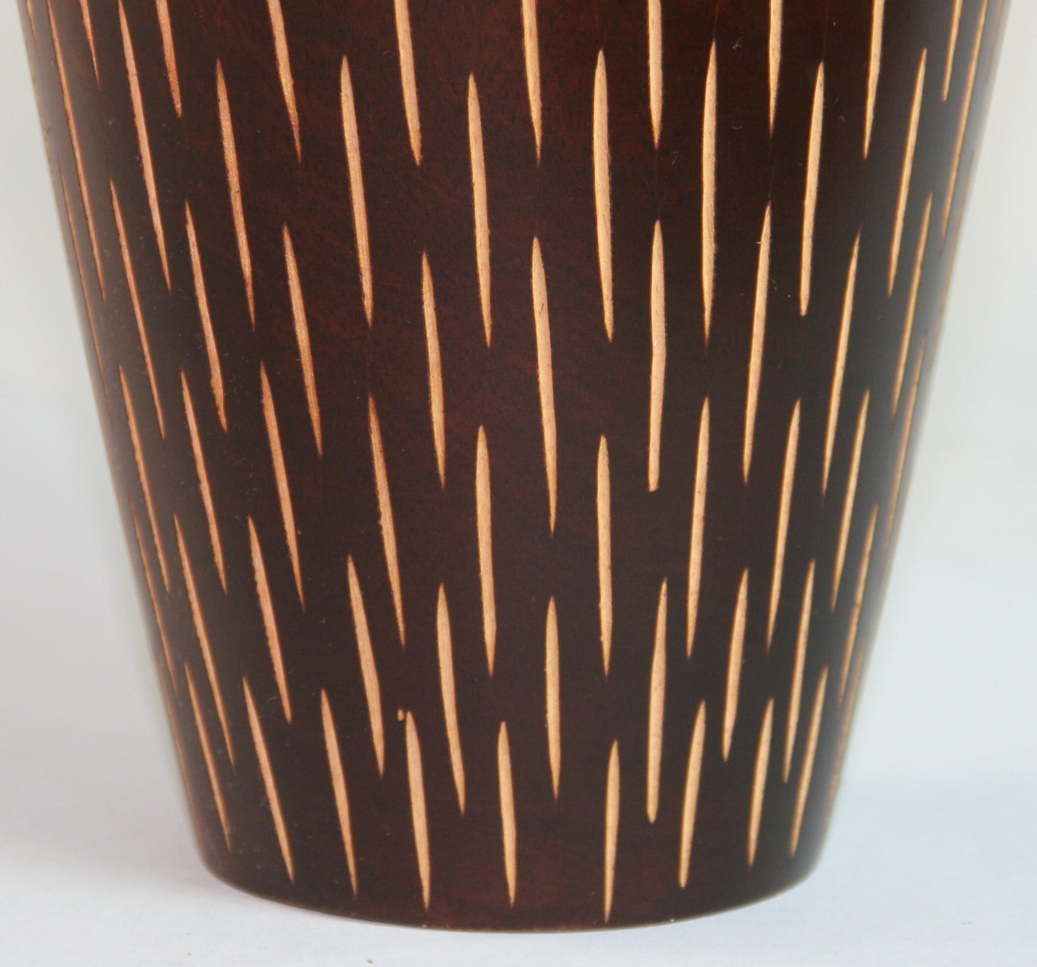 Legno massiccio Vaso in legno tornito a mano in stile Art Déco giapponese con fessure verticali incise in vendita