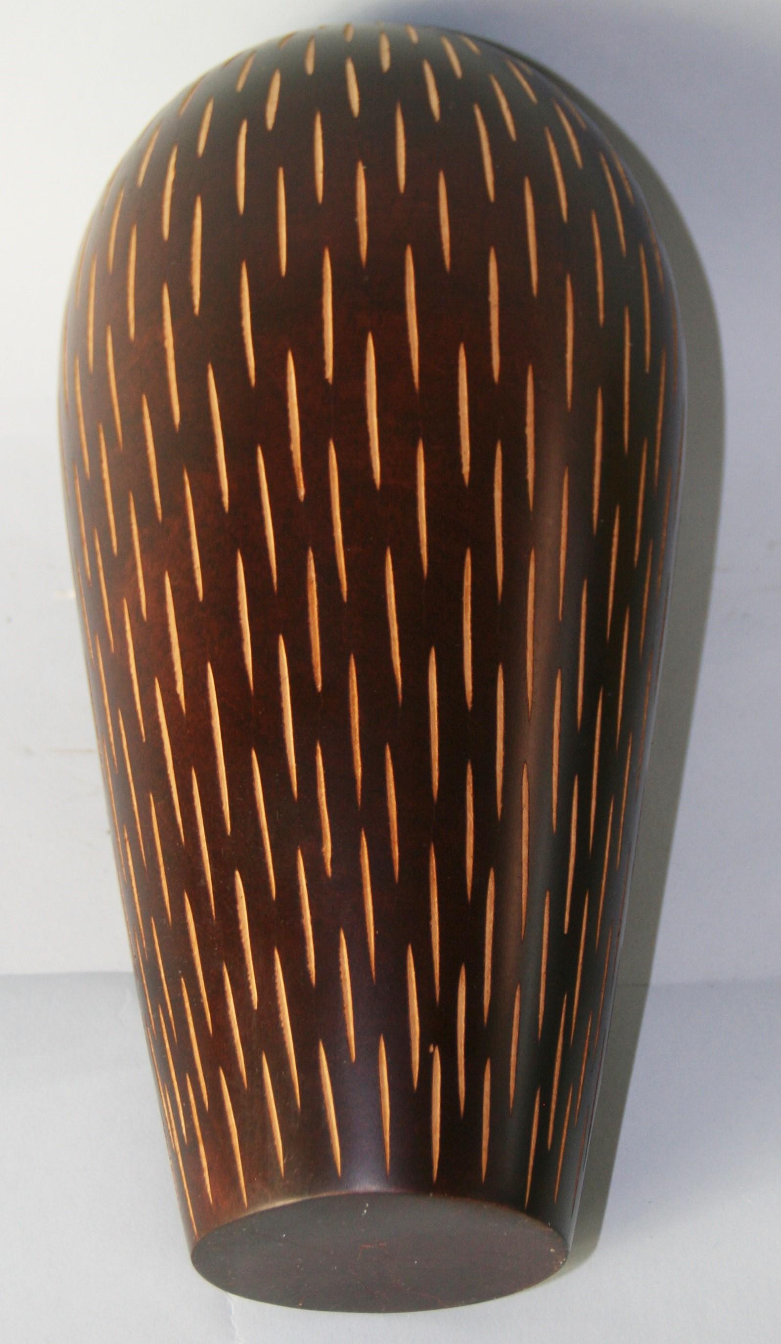 Vaso in legno tornito a mano in stile Art Déco giapponese con fessure verticali incise in vendita 1