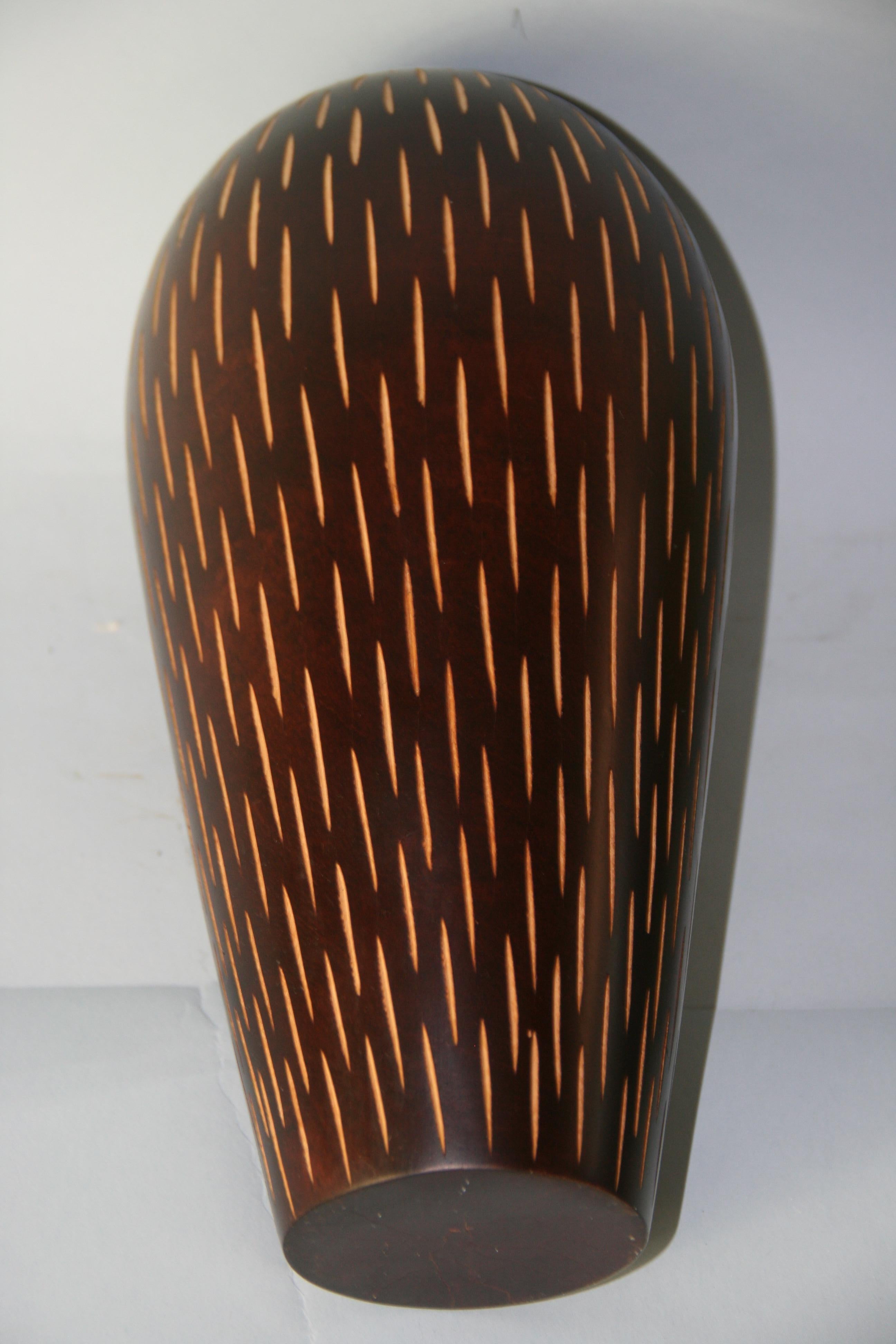 Vaso in legno tornito a mano in stile Art Déco giapponese con fessure verticali incise in vendita 2