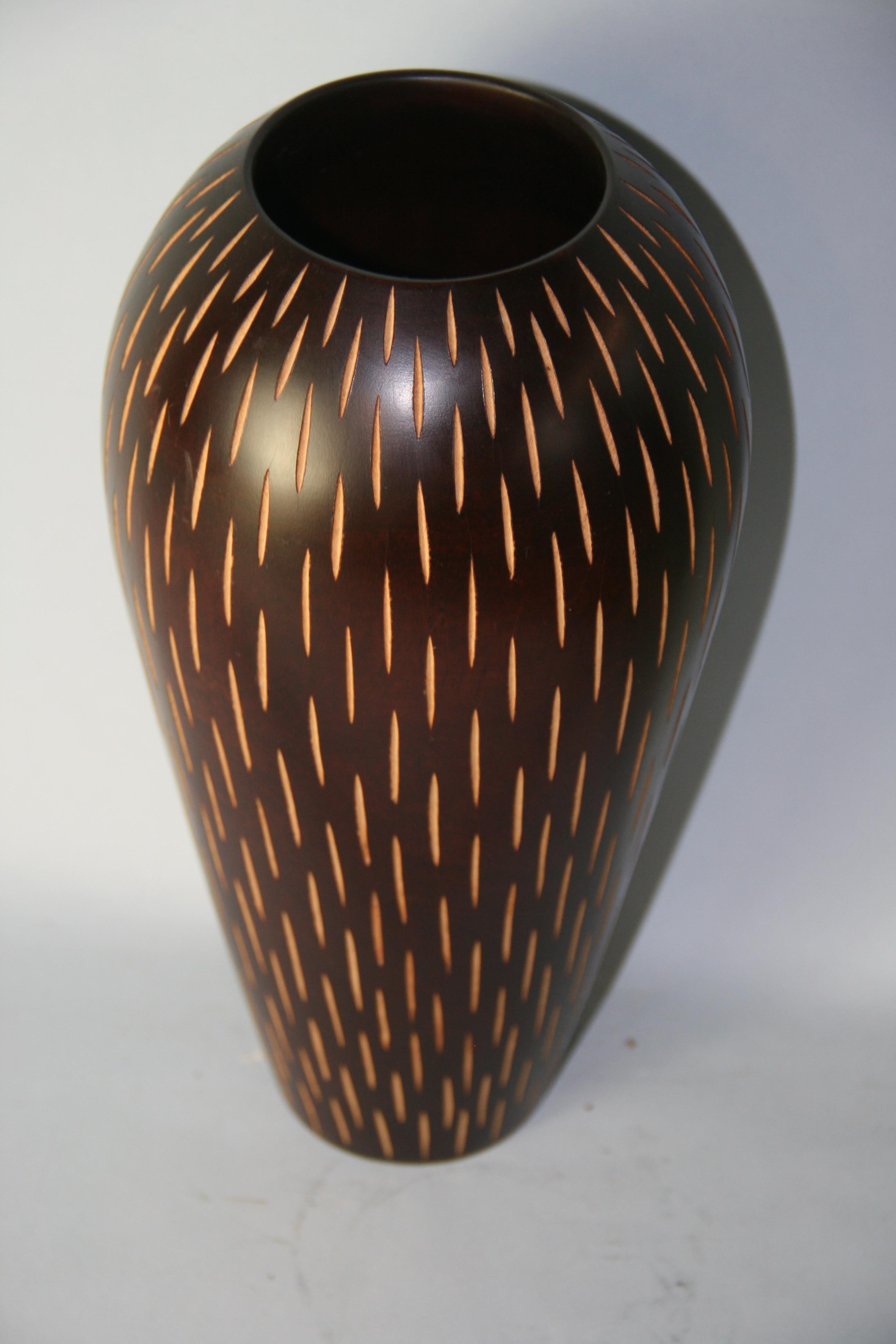 Vaso in legno tornito a mano in stile Art Déco giapponese con fessure verticali incise in vendita 3
