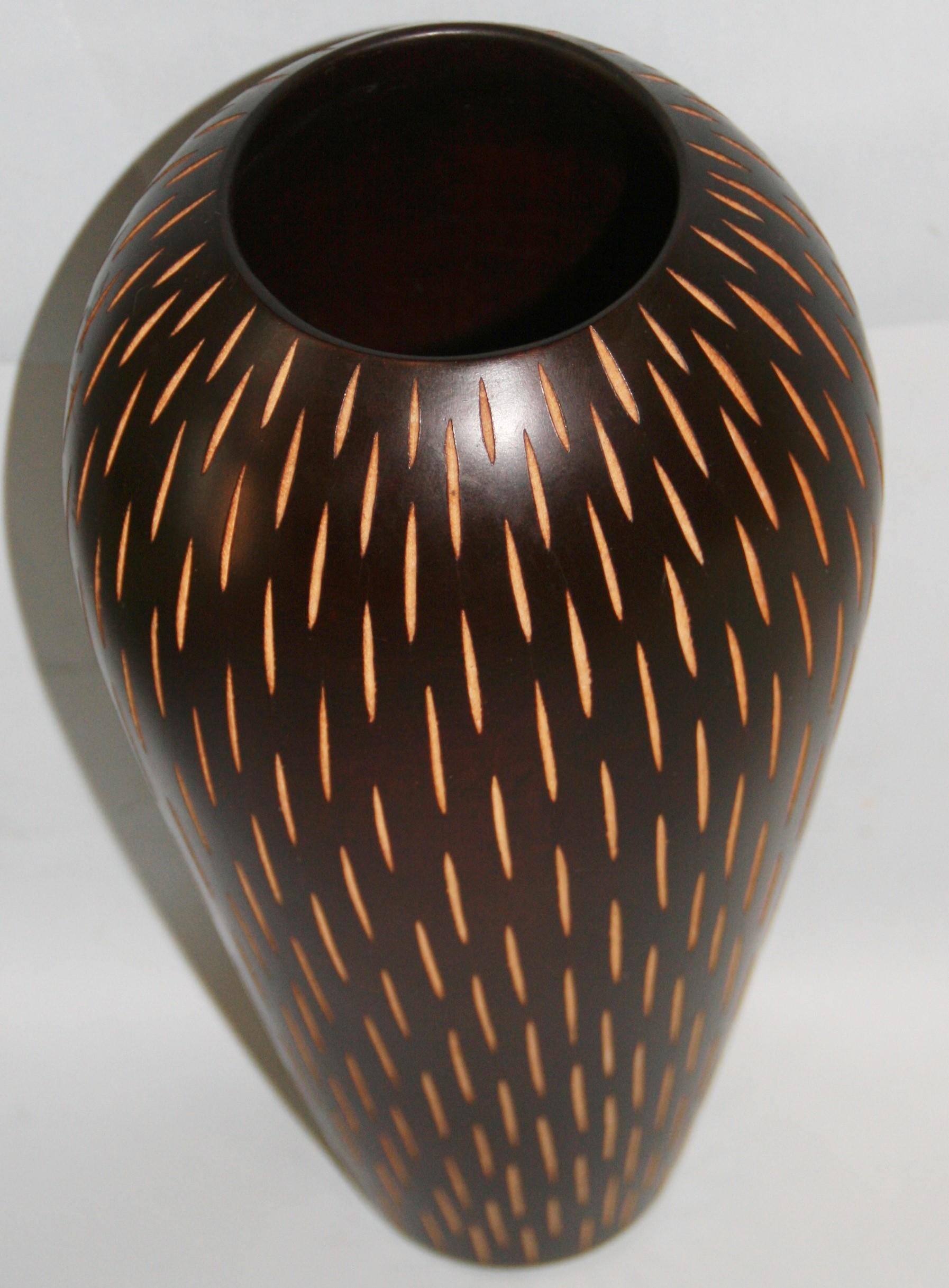 Vaso in legno tornito a mano in stile Art Déco giapponese con fessure verticali incise in vendita 4