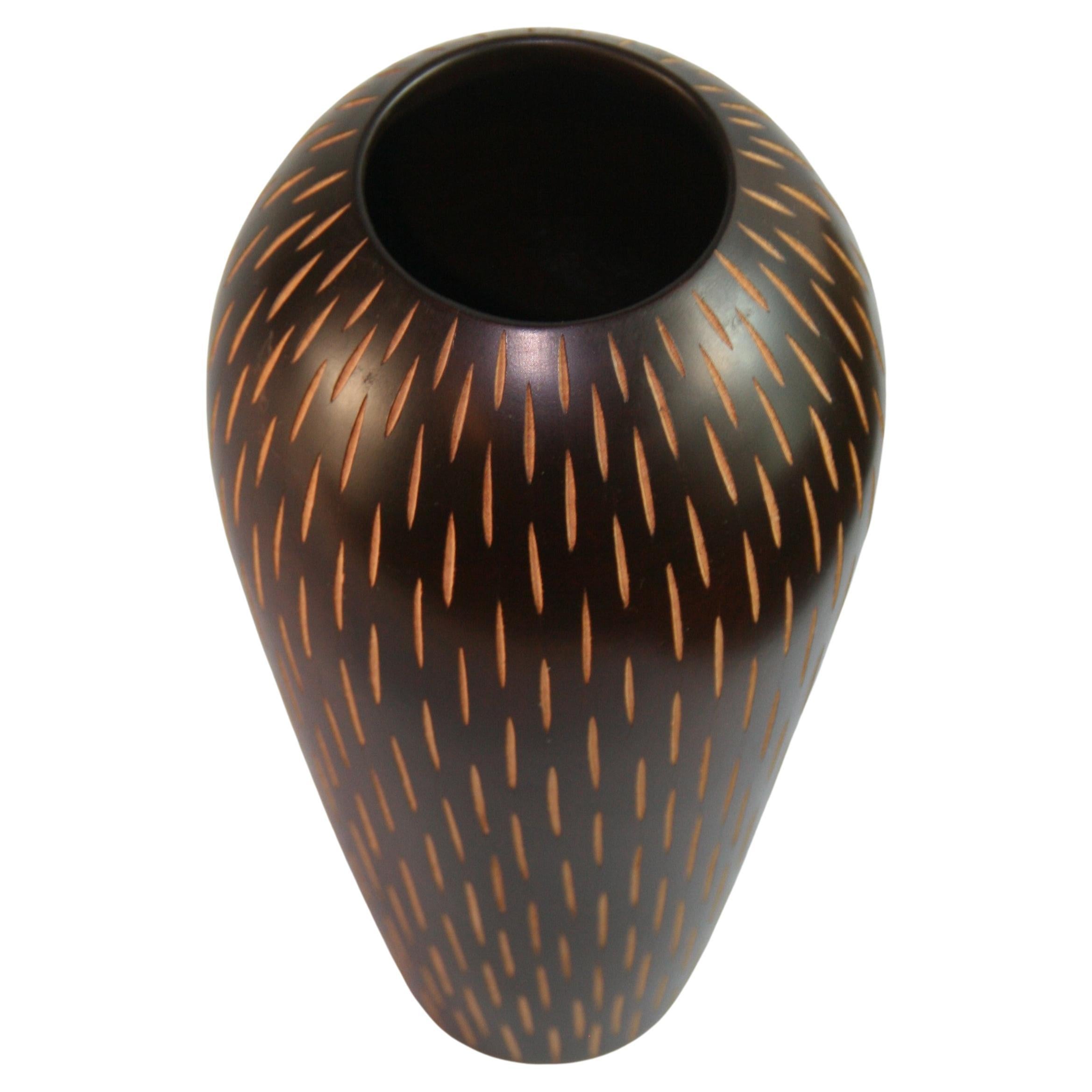 Vaso in legno tornito a mano in stile Art Déco giapponese con fessure verticali incise in vendita