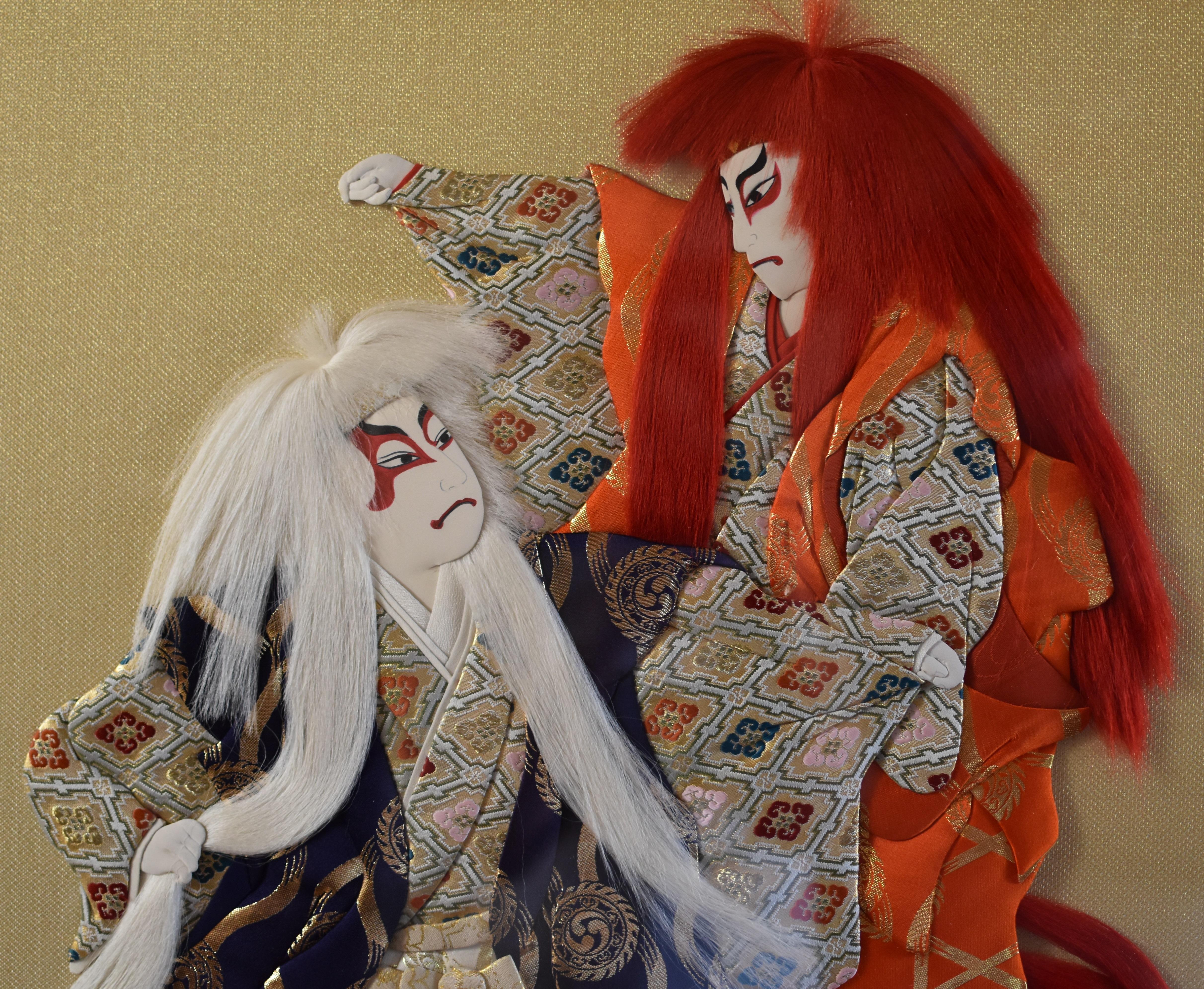 Pièce d'art décorative murale unique et exquise, de style japonais contemporain, réalisée à la main, en rouge, blanc, orange et or, représentant une scène dramatique de Renjishi, l'une des danses les plus populaires du théâtre traditionnel japonais